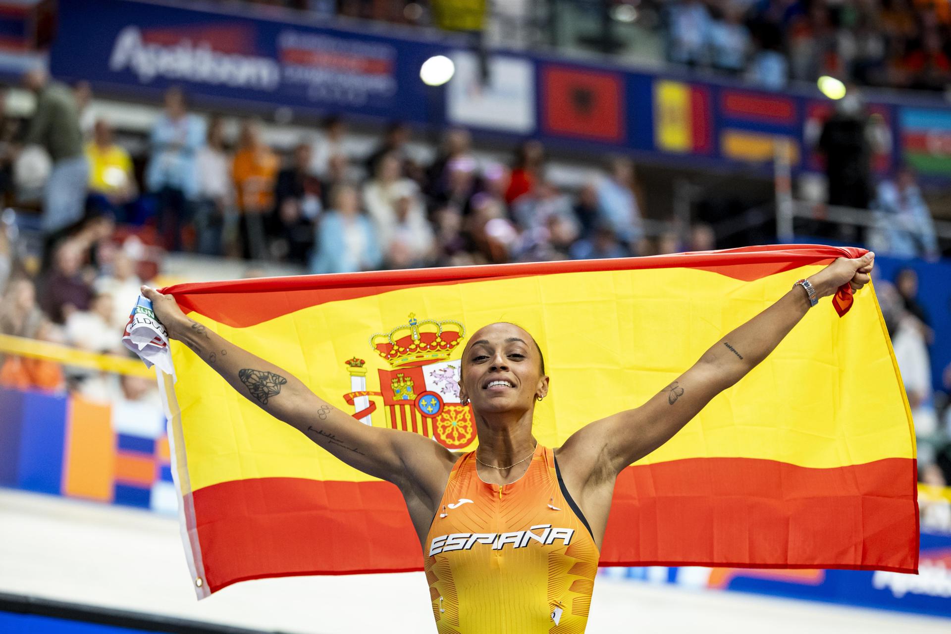 La saltadora española Ana Peleteiro, que este viernes logró su segundo título de campeona de Europa de triple salto en pista cubierta, aseguró que el oro logrado en la ciudad neerlandesa de Apeldoorn demuestra que, pese a que quieren enterrarla "cada dos por tres", siempre resurge "de las cenizas". EFE/EPA/Robin van Lonkhuijsen