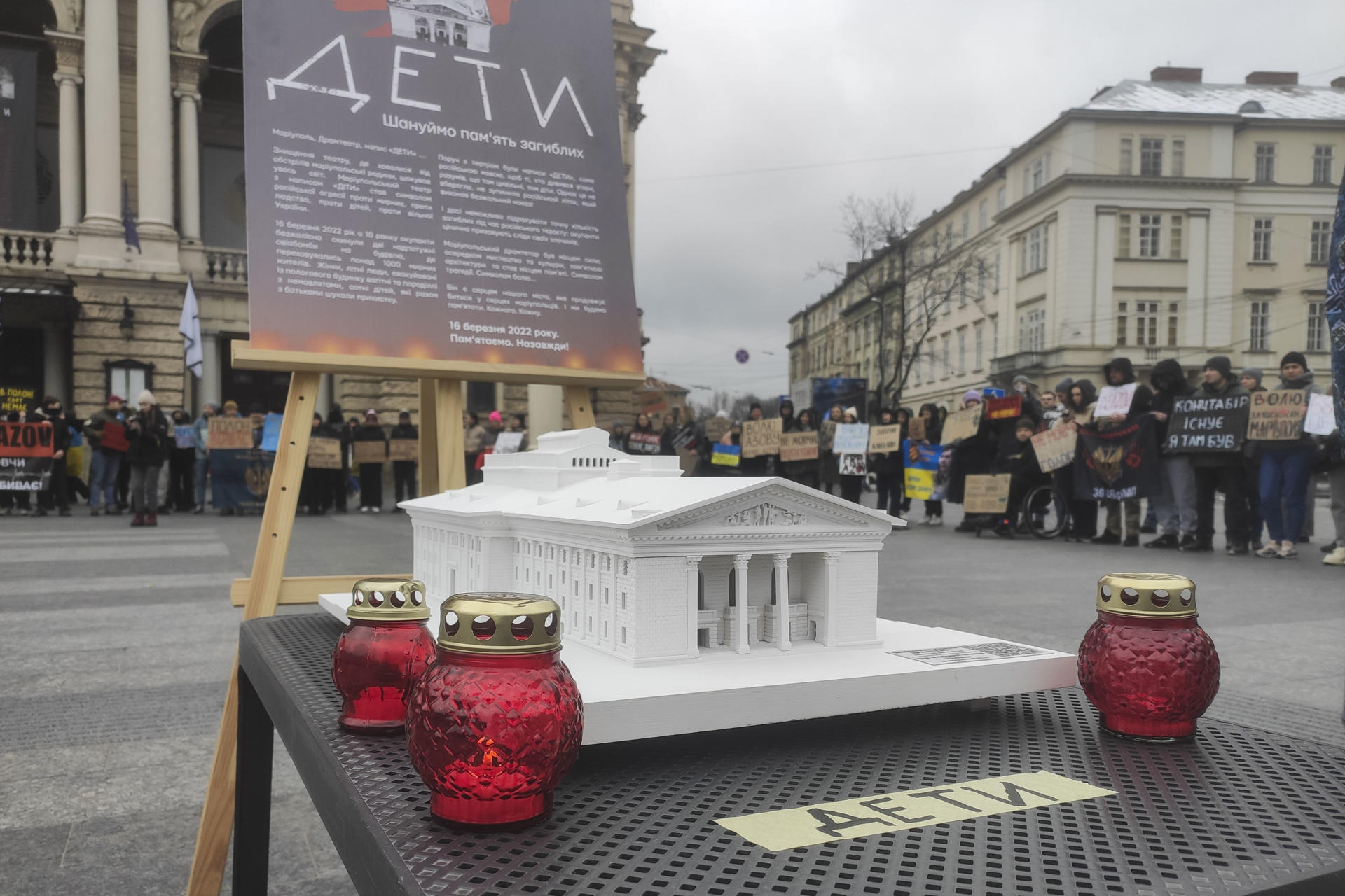 Refugiados de Mariupol, sus partidarios y familias de miles de soldados de la guarnición de la ciudad que permanecen en cautiverio ruso recrearon cerca del Teatro de la Ópera de Lviv el mensaje "Niños" que se colocó frente al teatro en Mariupol en una súplica a los pilotos rusos para que preservaran el edificio mientras lloraban a las víctimas del asedio en el tercer aniversario de la destrucción del Teatro Dramático de Mariupol, un refugio para cientos de civiles, por dos bombas rusas durante el asedio de la ciudad. EFE/Rostyslav Averchuk
