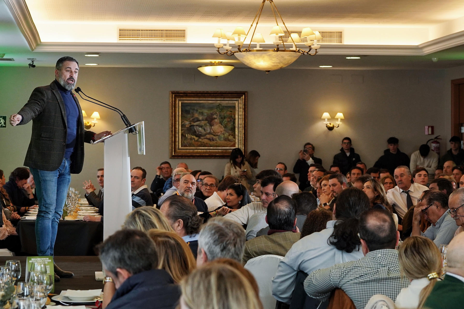 El líder nacional de Vox, Santiago Abascal (i), participa hoy en Valladolid en una comida con afiliados del partido, en un momento en el que Vox se prepara para afrontar el último año de legislatura autonómica en Castilla y León. EFE/Nacho Gallego