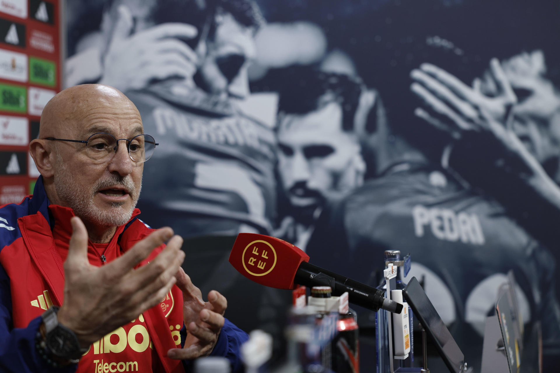 El seleccionador español, Luis de la Fuente, ofrece una rueda de prensa este sábado, en Valencia, previo al partido de mañana domingo ante Países Bajos en el estadio de Mestalla. Una victoria que vale una Final a Cuatro por tercera vez consecutiva para la actual campeona de la Liga de Naciones, España, es lo que buscará este domingo el conjunto de Luis de la Fuente en Mestalla ante Países Bajos, en el partido de vuelta de cuartos de final tras rescatar un empate en el tiempo añadido en Róterdam. EFE/ Kai Forsterling