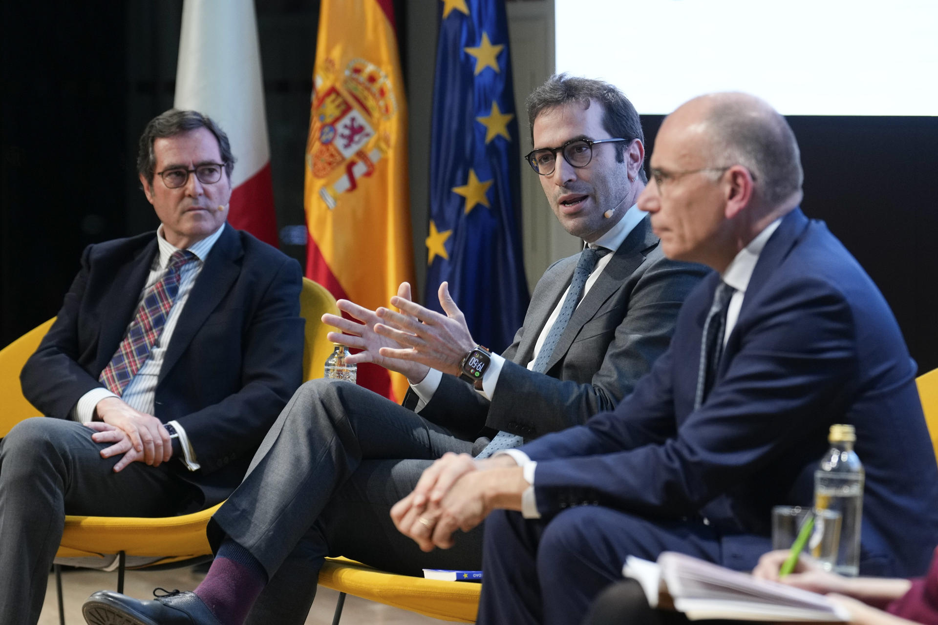 El ministro de Economía, Carlos Cuerpo (c), y el presidente de la CEOE, Antonio Garamendi (i), participan en un conversación con el exprimer ministro italiano, Enrico Letta (d), con motivo de la presentación de su libro 'Europa. Última oportunidad', este miércoles en Madrid.EFE/ Borja Sanchez-Trillo