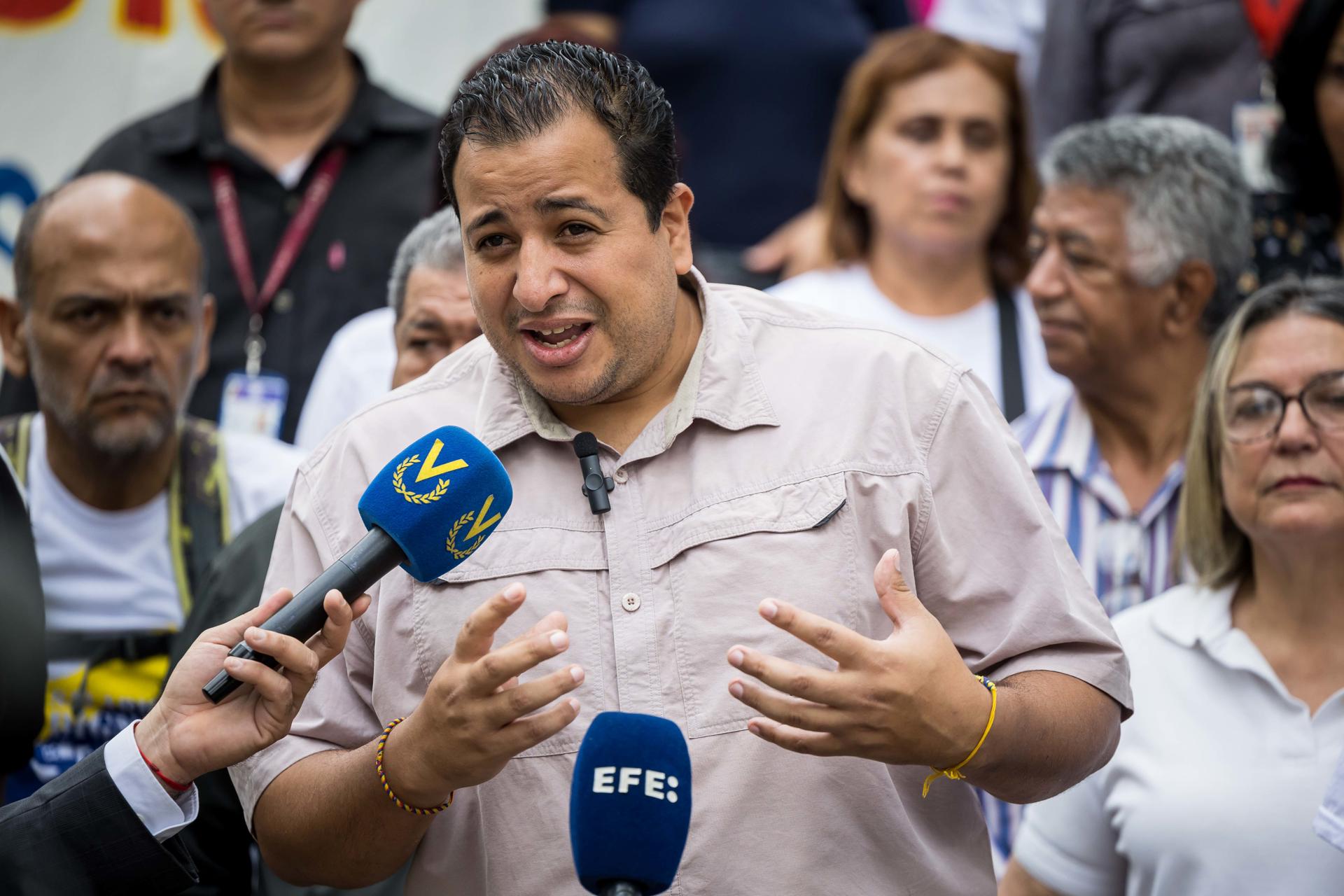 El coordinador de la Red Sindical Venezolana, Mauro Zambrano, fue registrado este lunes, 16 de marzo, al atender a la prensa, en Caracas (Venezuela). EFE/Miguel Gutiérrez