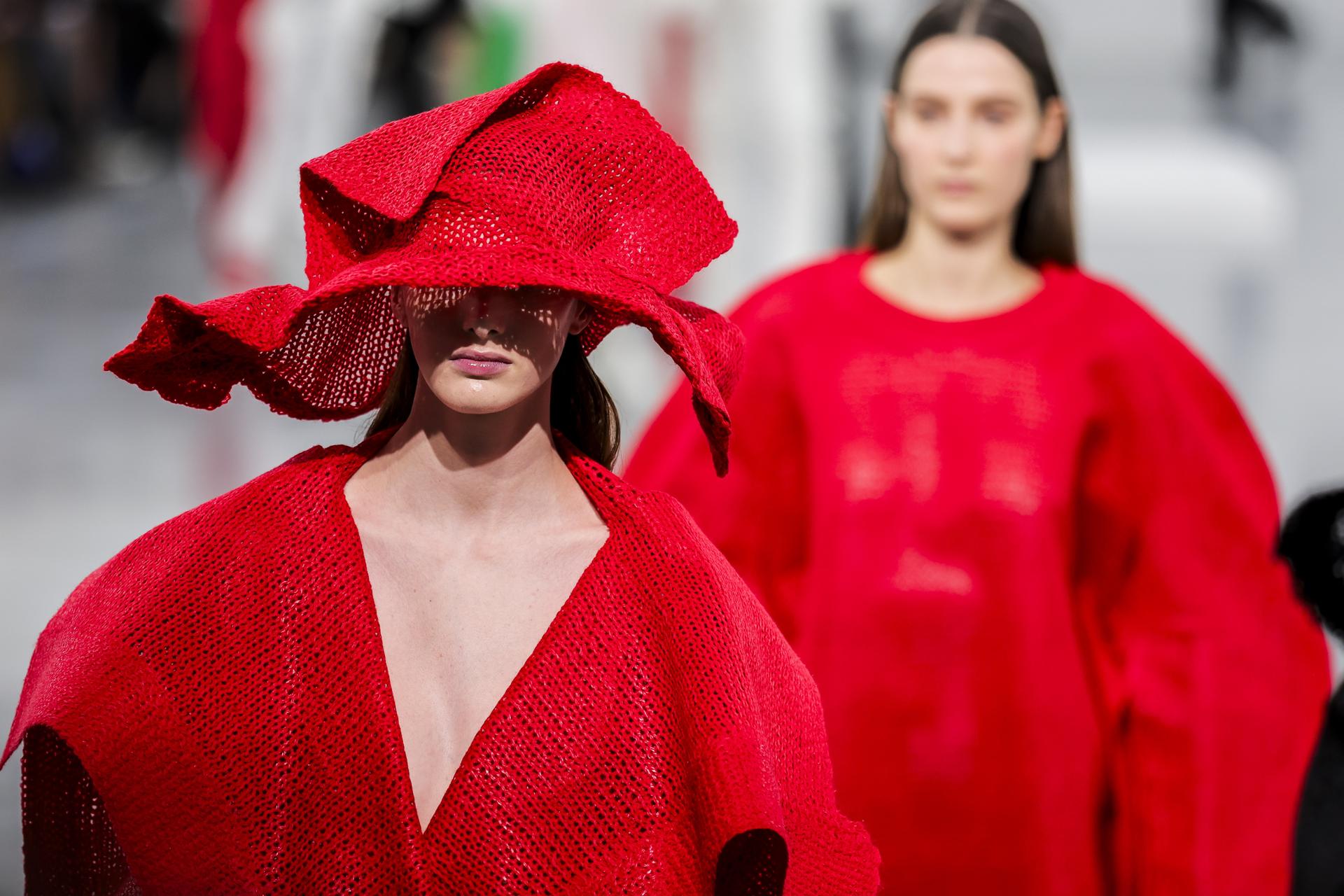 Una modelo presenta una creación de la colección Otoño/Invierno 2025/2026 de Issey Miyake durante la Semana de la Moda de París, en París, Francia, 07 de marzo de 2025. La presentación de las colecciones femeninas se llevará a cabo del 03 al 11 de marzo de 2025. (Fashion, France) EFE/EPA/TERESA SUAREZ