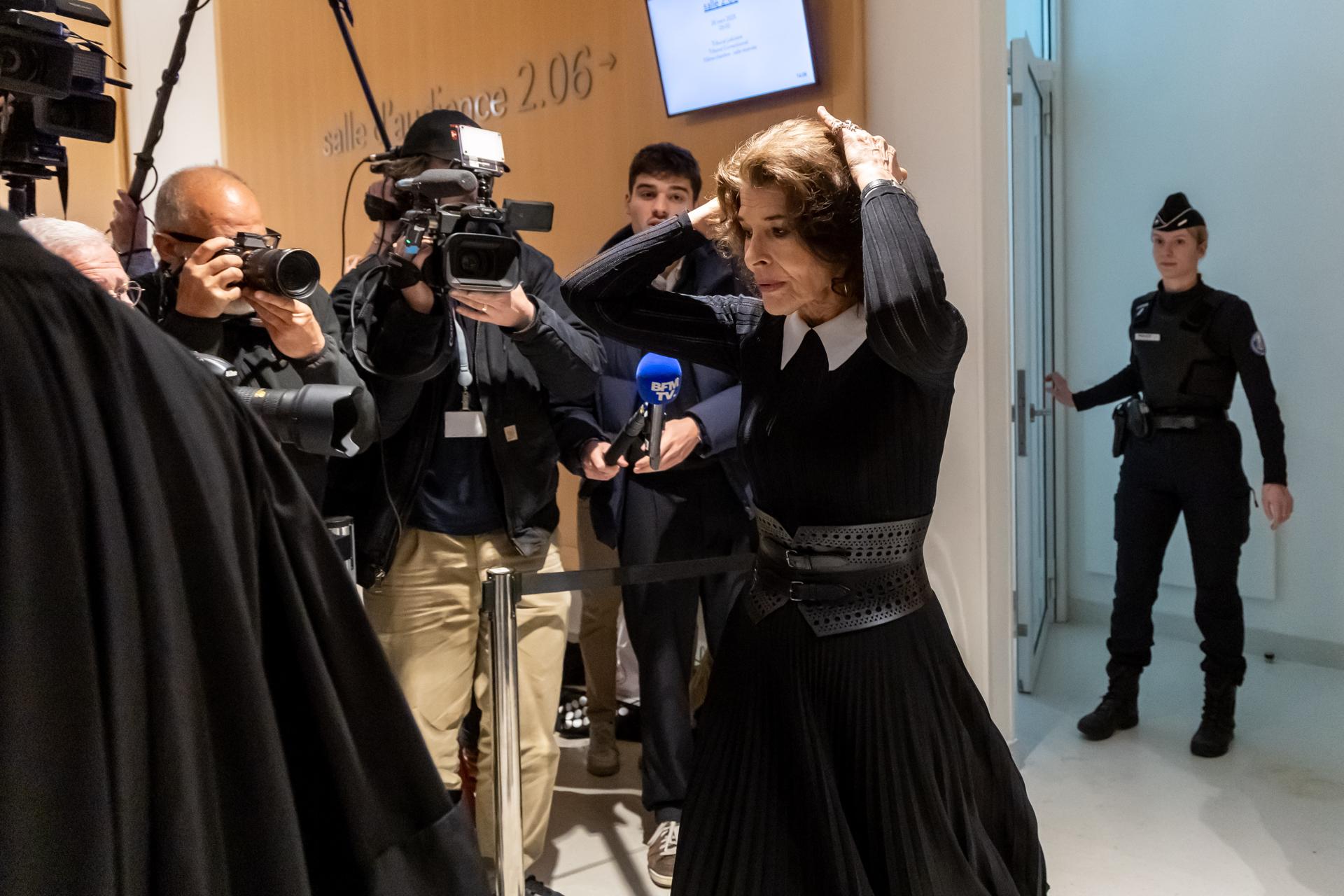 La actriz francesa Fanny Ardant (C) llega antes de su testimonio en el tercer día del juicio del actor francés Gerard Depardieu en el Palacio de Justicia de París, Francia, 26 de marzo de 2025. Depardieu está siendo juzgado por cargos de agresión sexual contra dos mujeres en el set de la película 'Les Volets Verts' en 2021. (Francia) EFE/EPA/CHRISTOPHE PETIT TESSON