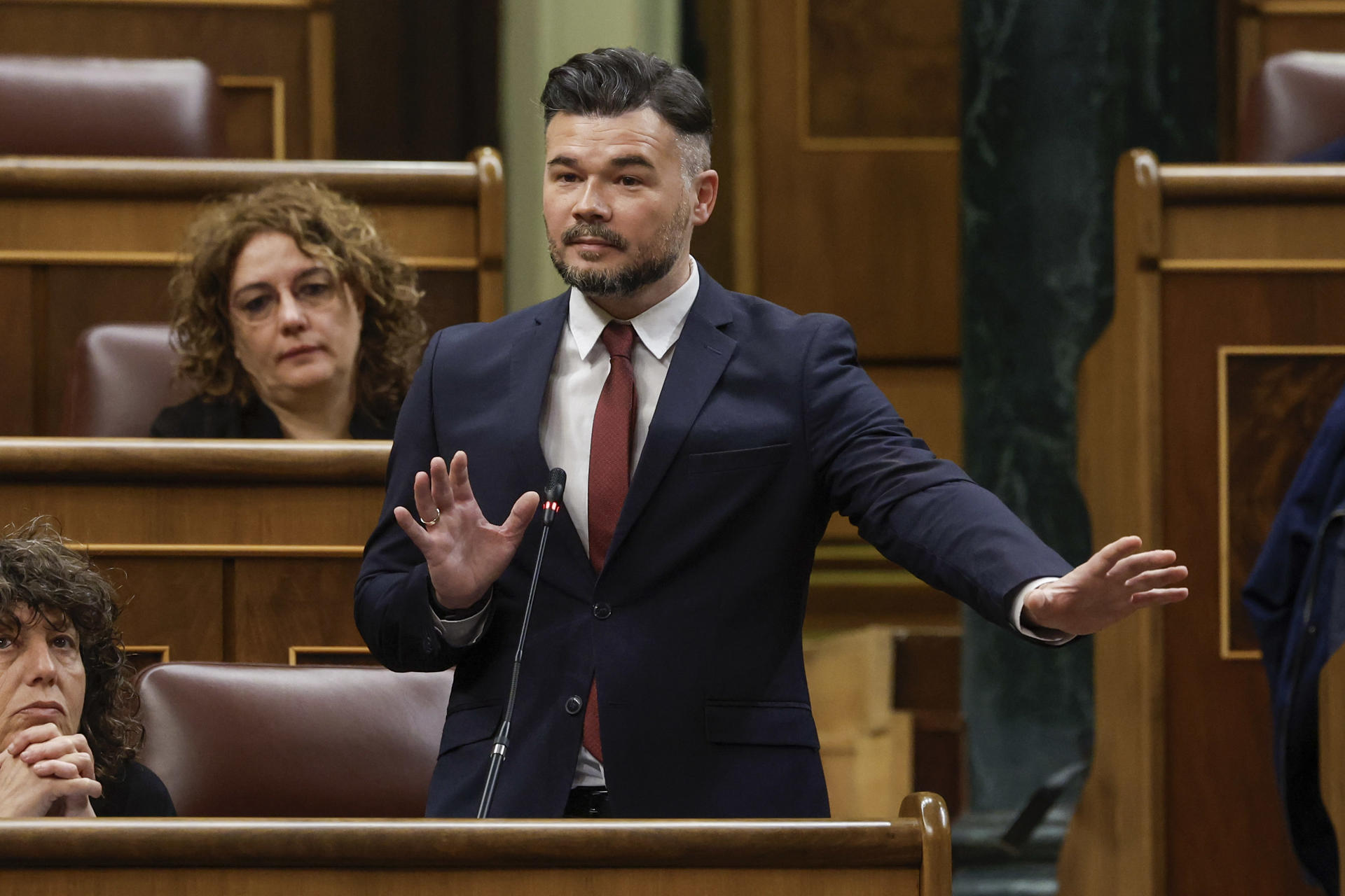 El portavoz de ERC, Gabriel Rufián, durante una de sus intervenciones en la sesión de control al Ejecutivo que tiene lugar este miércoles en el Congreso. EFE/ JUAN CARLOS HIDALGO