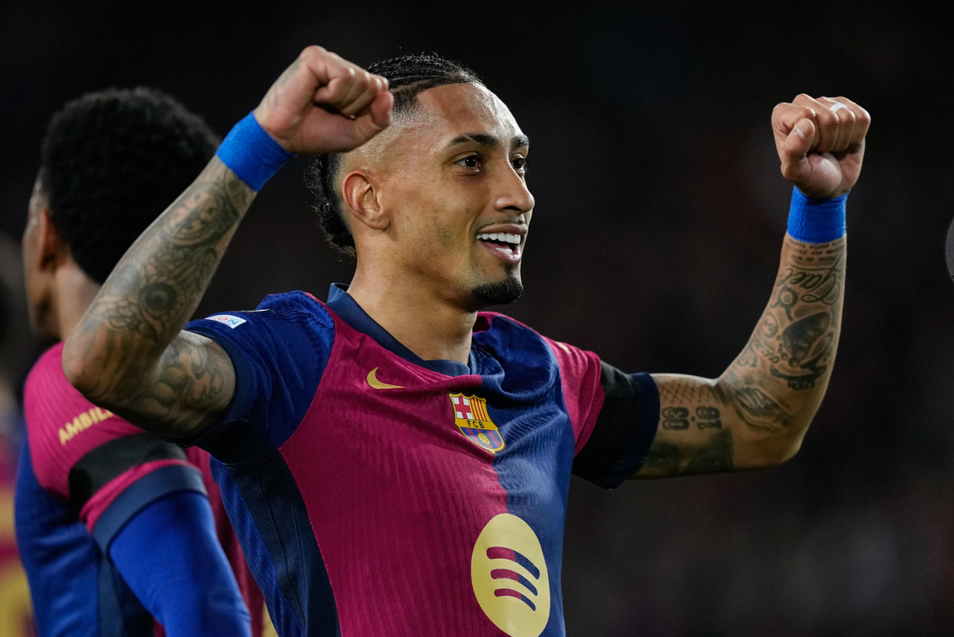 El delantero del Barcelona Raphinha celebra tras marcar el 3-1 durante el partido de vuelta de octavos de final de la Liga de Campeones entre el Barcelona y el Benfica, este martes en el Estadi Olímpic Lluís Companys en Barcelona. EFE/ Enric Fontcuberta