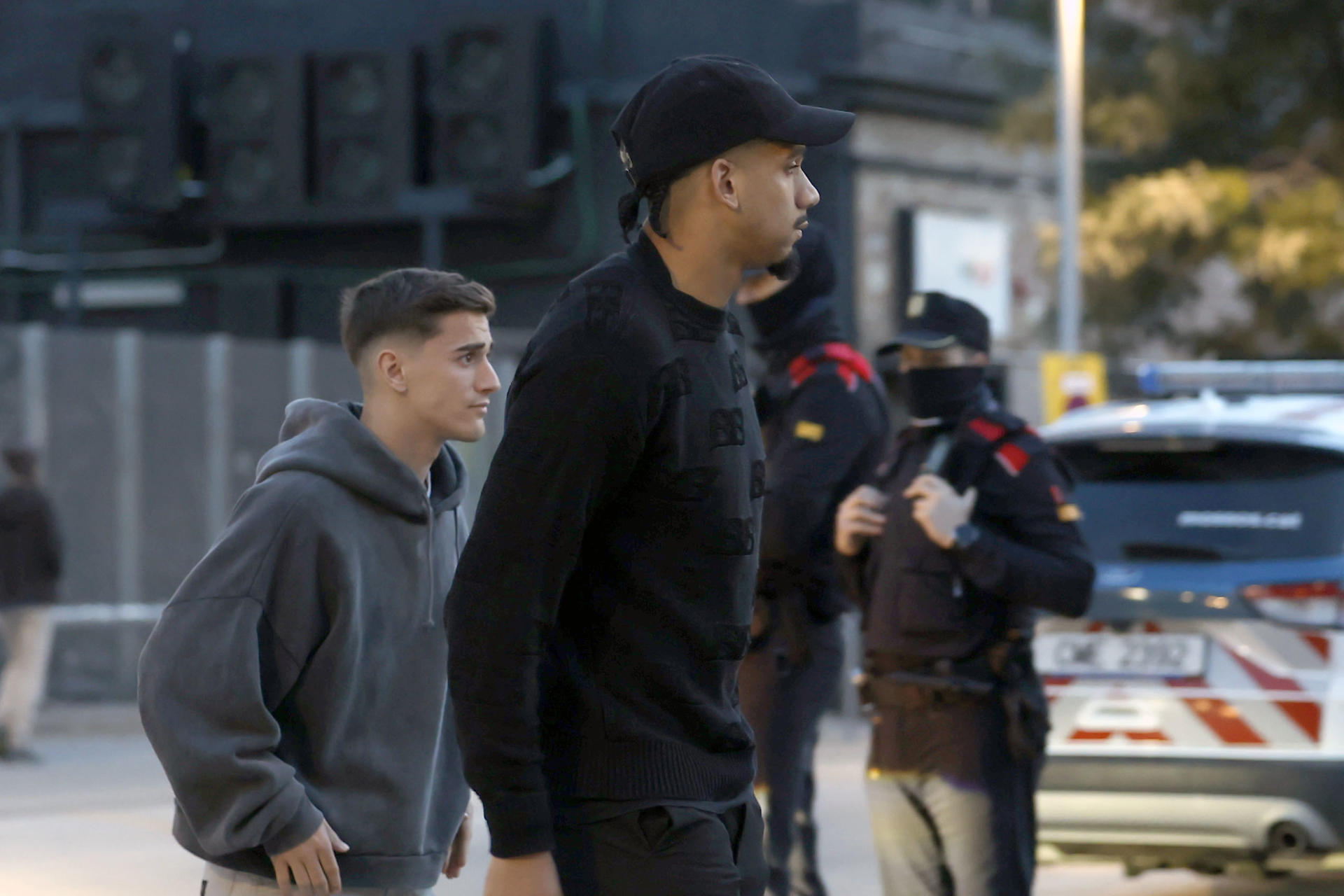 Los futbolistas del FC Barcelona Pablo Gavira 'Gavi' y Ronald Araújo (d) a su llegada Enric Masip al velatorio de Carles Miñarro, miembro del equipo médico del primer equipo del FC Barcelona, que falleció repentinamente el pasado sábado. EFE/Andreu Dalmau