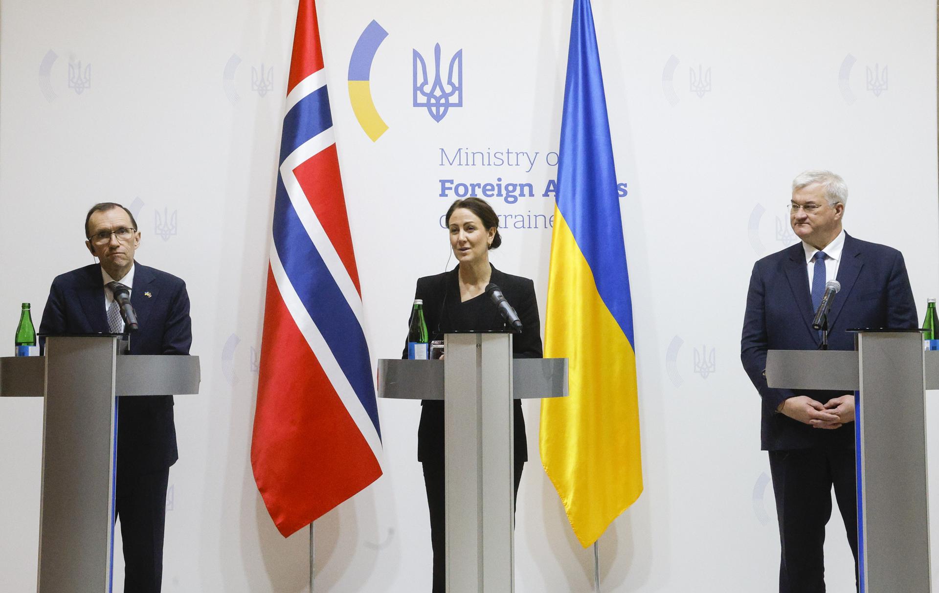 (De izq a dcha) El ministro de Asuntos Exteriores de Noruega, Espen Barth Eide, la ministra de Trabajo e Inclusión Social de Noruega, Tonje Brenna, y el ministro de Asuntos Exteriores de Ucrania, Andrí Sibiga, celebran una conferencia de prensa conjunta tras su reunión en Kiev, el 26 de marzo de 2025. EFE/EPA/SERGEY DOLZHENKO
