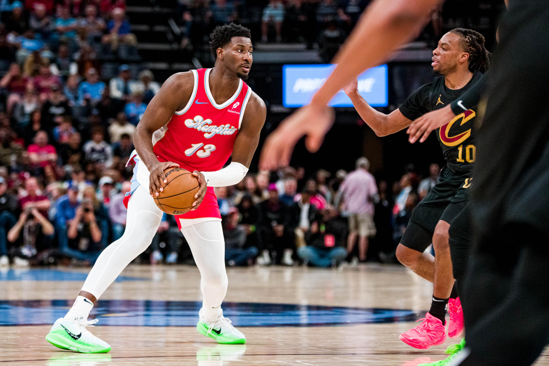 Jaren Jackson Jr. (i), de Memphis, disputa un balón con Darius Garland, de Cleveland, en un partido de la NBA entre Memphis Grizzlies y Cleveland Cavaliers en el FedEx Forum en Memphis (EE.UU.). EFE/ Matthew A. Smith