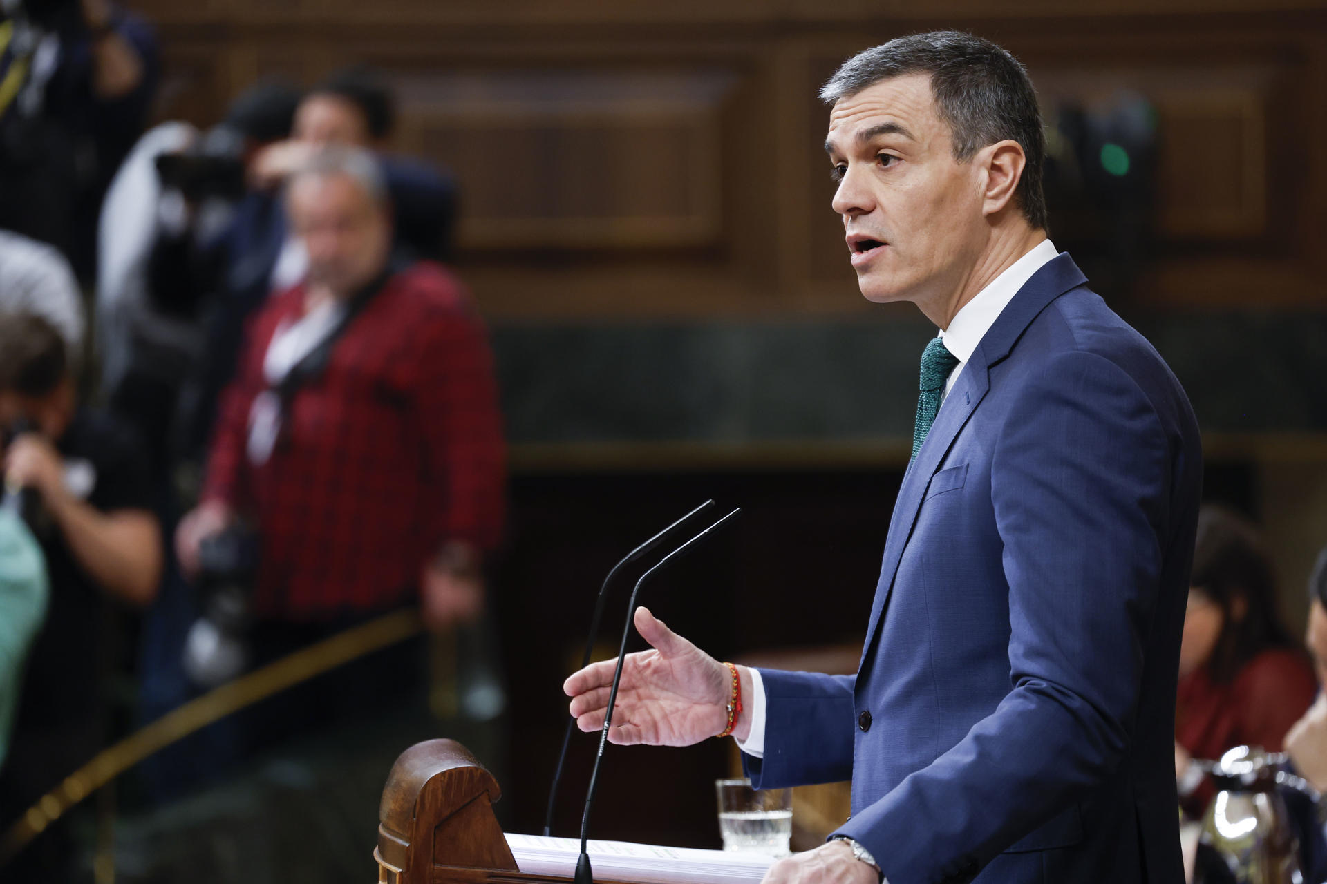 El presidente del Gobierno, Pedro Sánchez, durante su comparecencia a petición propia este miércoles en el Congreso para informar sobre el nuevo escenario geopolítico de la Unión Europea y las conclusiones del Consejo Europeo y convencer de la necesidad de que España aumente la inversión en defensa. EFE/ Javier Lizón