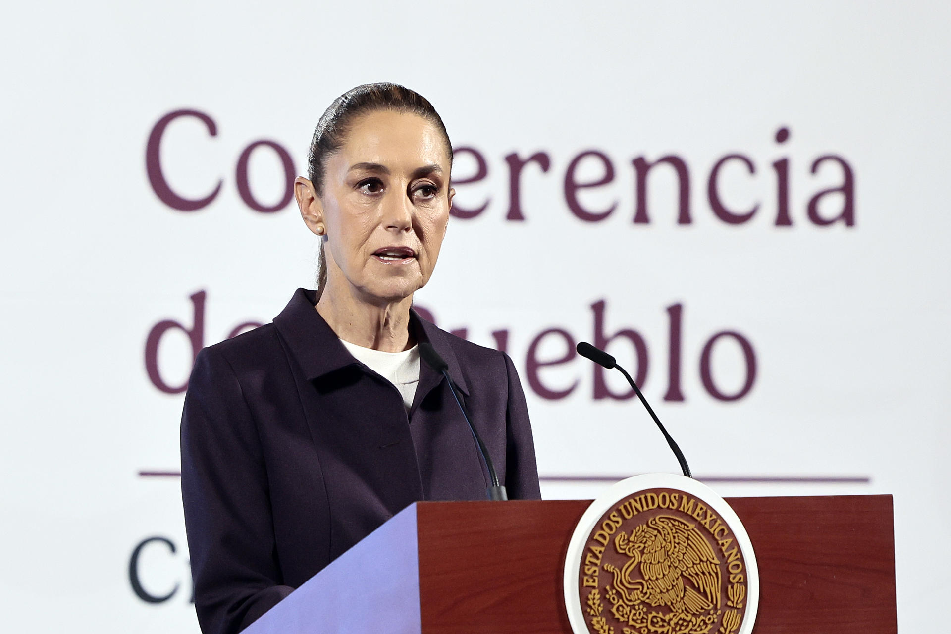 La presidenta de México, Claudia Sheinbaum, habla durante su conferencia de prensa este jueves, en el Palacio Nacional, en Ciudad de México (México). EFE/ José Méndez