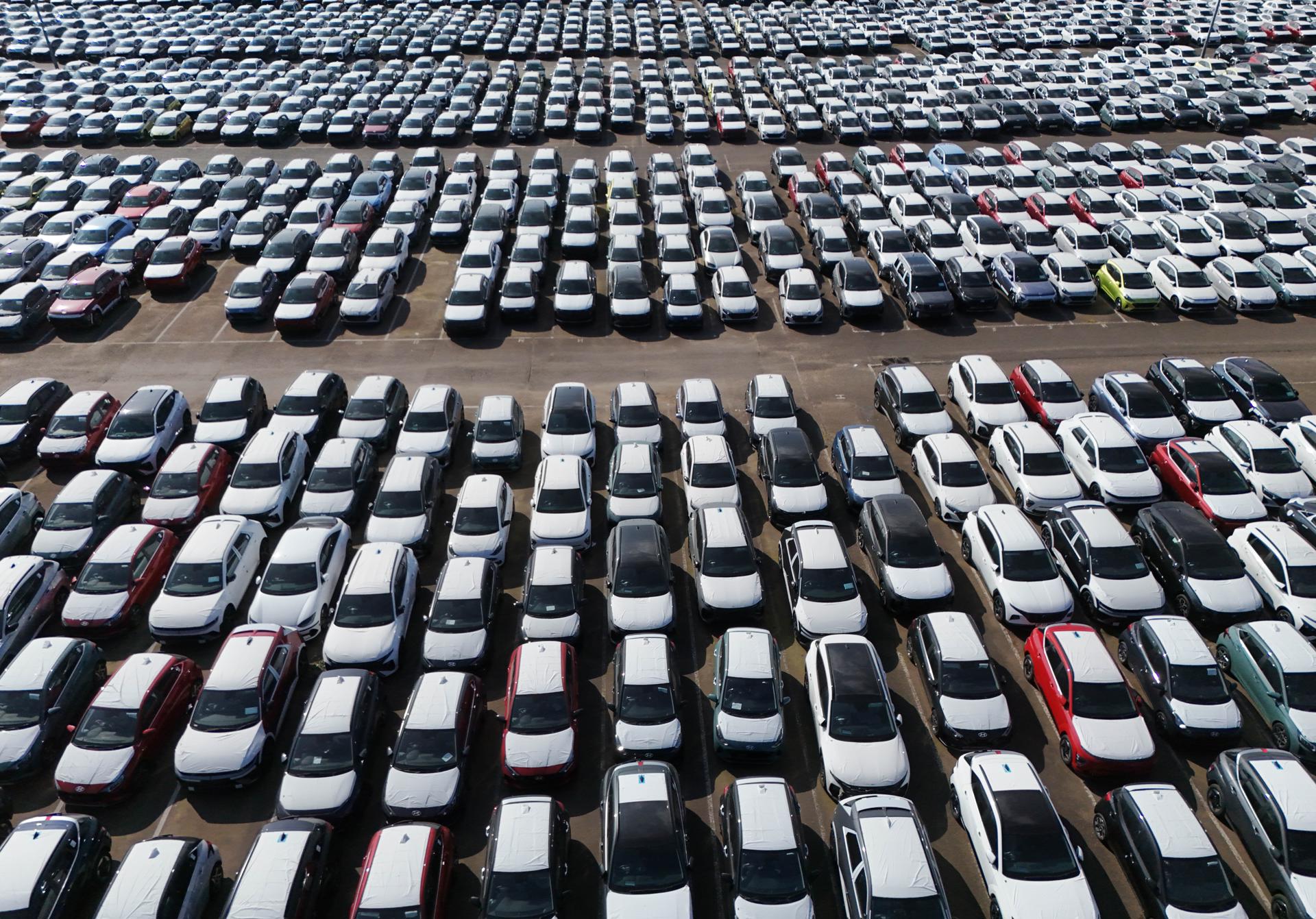 Una imagen tomada con un dron muestra coches nuevos aparcados en los muelles de Tilbury, en Tilbury, Reino Unido, este jueves, un días después del anuncio del presidente estadounidense, Donald Trump, de imponer nuevos impuestos de importación del 25 % para coches y piezas de coche que entren en Estados Unidos. EFE/EPA/NEIL HALL