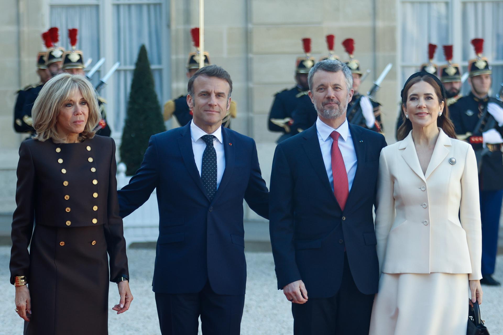 - El rey Federico X (2-D) y la reina María (D) de Dinamarca son recibidos por el presidente francés Emmanuel Macron (2-I) y su esposa Brigitte (I) al llegar al Palacio del Elíseo en París, Francia, el 31 de marzo de 2025. (Dinamarca, Francia) EFE/EPA/MOHAMED BADRA