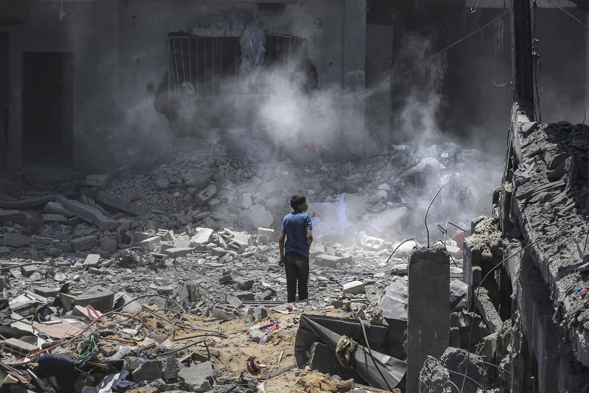 Imagen de archivo de un niño palestino que observa los daños causados ​​por un ataque aéreo israelí contra el campo de refugiados de al-Bureij, en el sur de la Franja de Gaza.-EFE/ Mohammed Saber