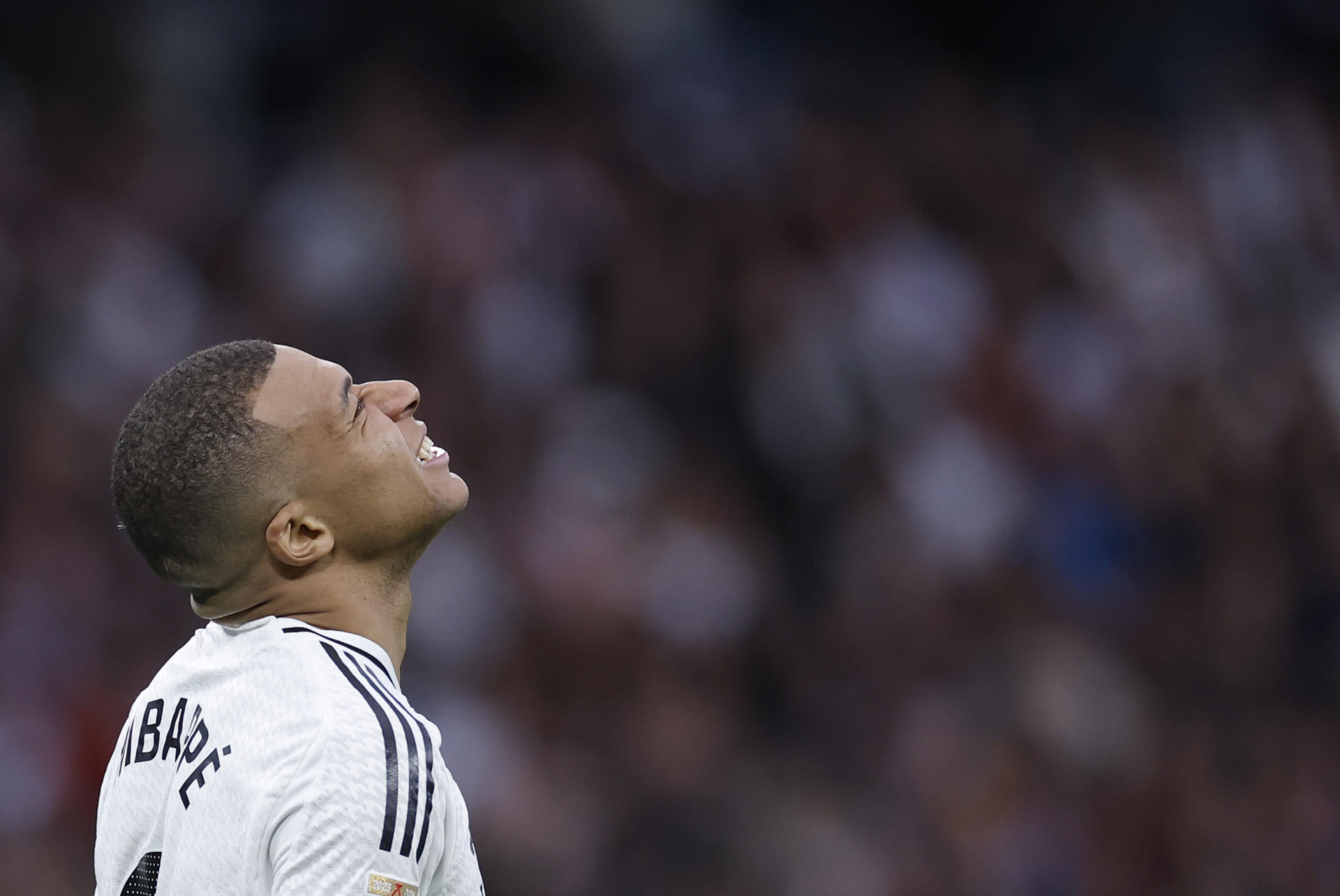 MADRID, 09/03/2025.- El delantero del Real Madrid Kylian Mbappé se lamenta de una ocasión durante el partido de la jornada 27 de LaLiga EA Sports entre el Real Madrid y el Rayo Vallecano este domingo en el Santiago Bernabéu. EFE/Javier Lizón