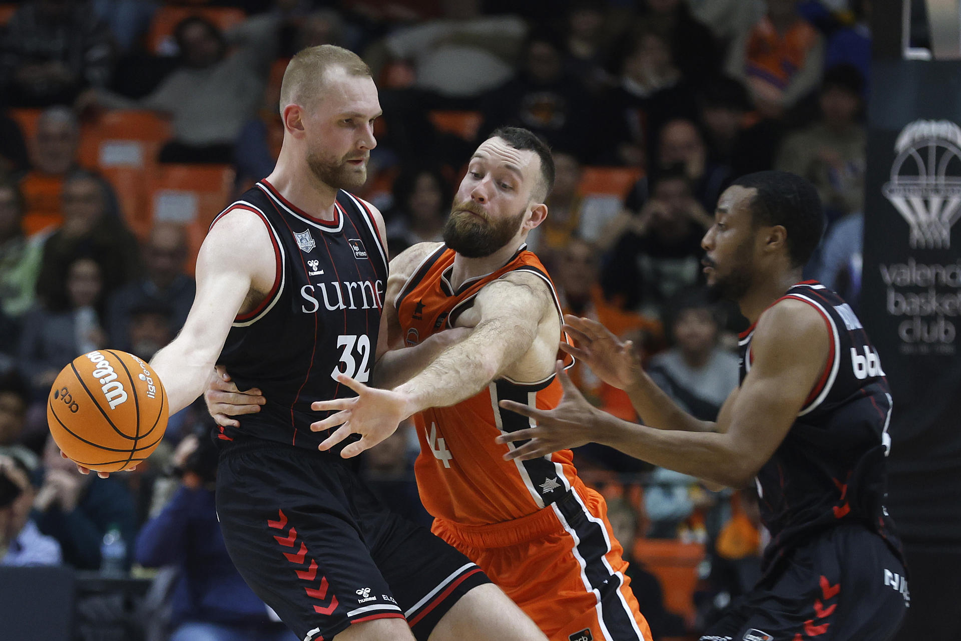 . El pívot islandés del Bilbao Basket Tryggvi Hlinason (i) lucha con Matt Costello (c), del Valencia Basket, durante el partido de baloncesto correspondiente a la Jornada 22 de la Liga Endesa disputado entre Valencia Basket y Bilbao Basket, en el pabellón de la Fuente de San Luis de Valencia. EFE/Miguel Ángel Polo