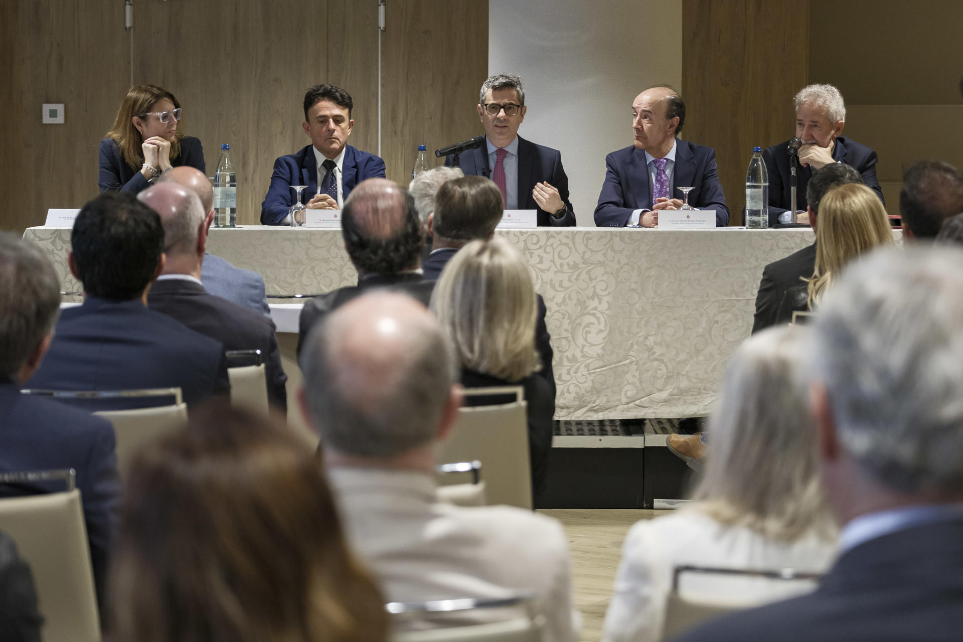 El ministro de Presidencia y Justicia, Félix Bolaños (c), y el presidente del Tribunal Superior de Justicia de Canarias, Juan Luis Lorenzo (2i), han clausurado este viernes las jornadas que celebran en Las Palmas de Gran Canaria los presidentes de las diferentes Audiencias Provinciales del país. EFE/Ángel Medina G.