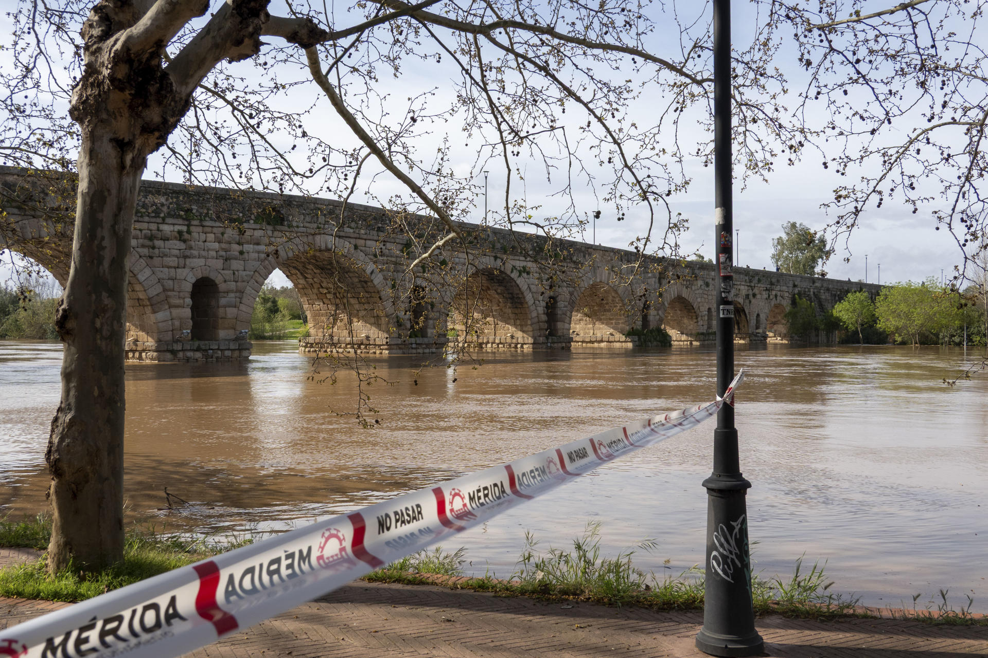Área precintada junto al río Guadiana a su paso por Mérida, donde el Ayuntamiento ha activado el nivel 0 del Plan de Emergencias Municipal por la crecida del río y pide a los ciudadanos no transitar por la zona del Parque de la Isla y junto al cauce del río debido a la crecida por los desembalses provocados por las lluvias. EFE/ Jero Morales