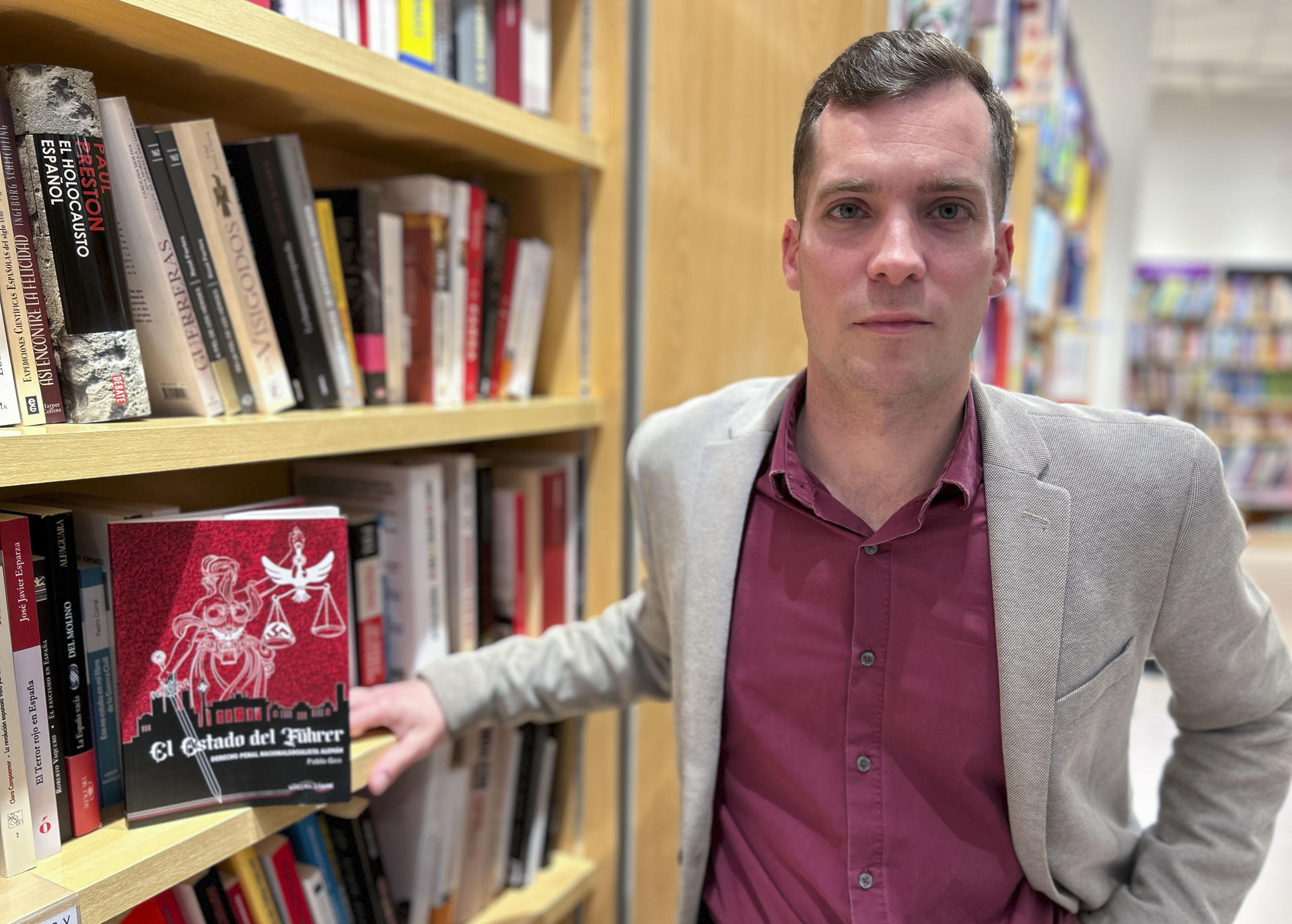 El abogado y escritor onubense Pablo Gea analiza en 'El Estado del Führer', los motivos "legales" que llevaron a Hitler a gobernar Alemania y a instaurar el nazismo. EFE/ Fermín Cabanillas
