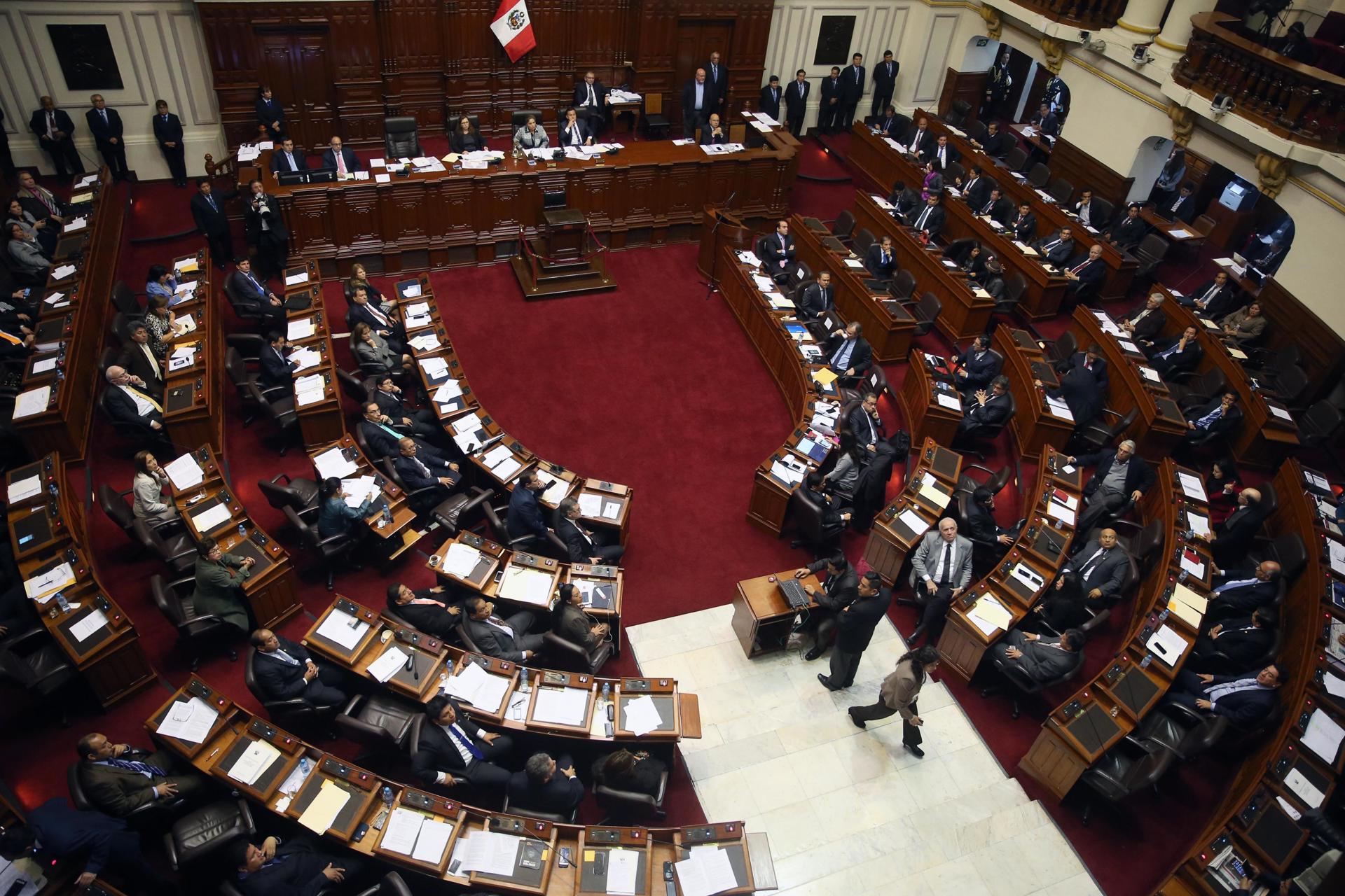 Fotografía de archivo en la que se registró una vista general del hemiciclo parlamentario del Congreso de Perú, en Lima. EFE/Ernesto Arias