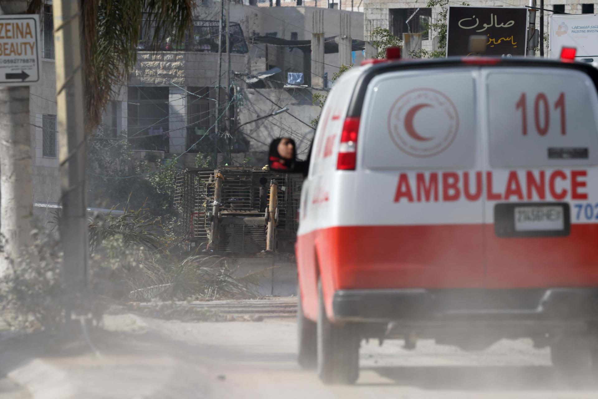 Imagen de archivo de una ambulancia palestina en el campo de refugiados de Tulkarem, cerca de la ciudad de Tulkarem, el 28 de enero de 2025. EFE/EPA/ALAA BADARNEH