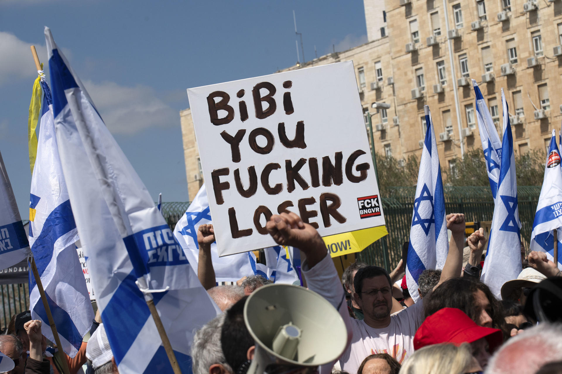 Cientos de personas protagonizan este domingo una nueva protesta en Jerusalén contra la moción de censura que vota el gobierno del primer ministro, Benjamín Netanyahu, contra la fiscal general del Estado, Gali Baharav-Miara, el primer paso para su destitución. EFE/ Magda Gibelli