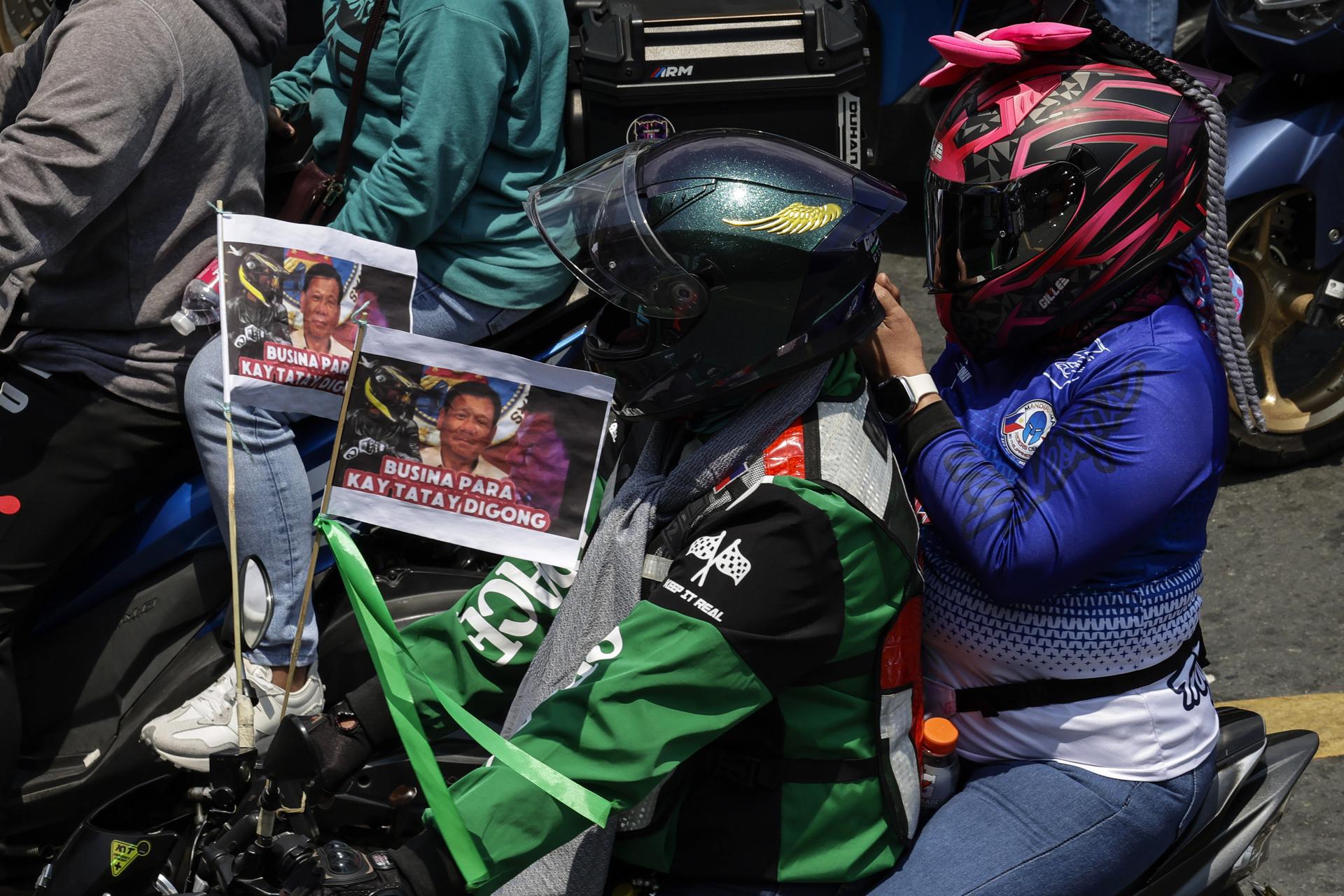 Cientos de personas en moto marchan en Manila en apoyo al expresidente Rodrigo Duterte.
EFE/EPA/ROLEX DELA PENA