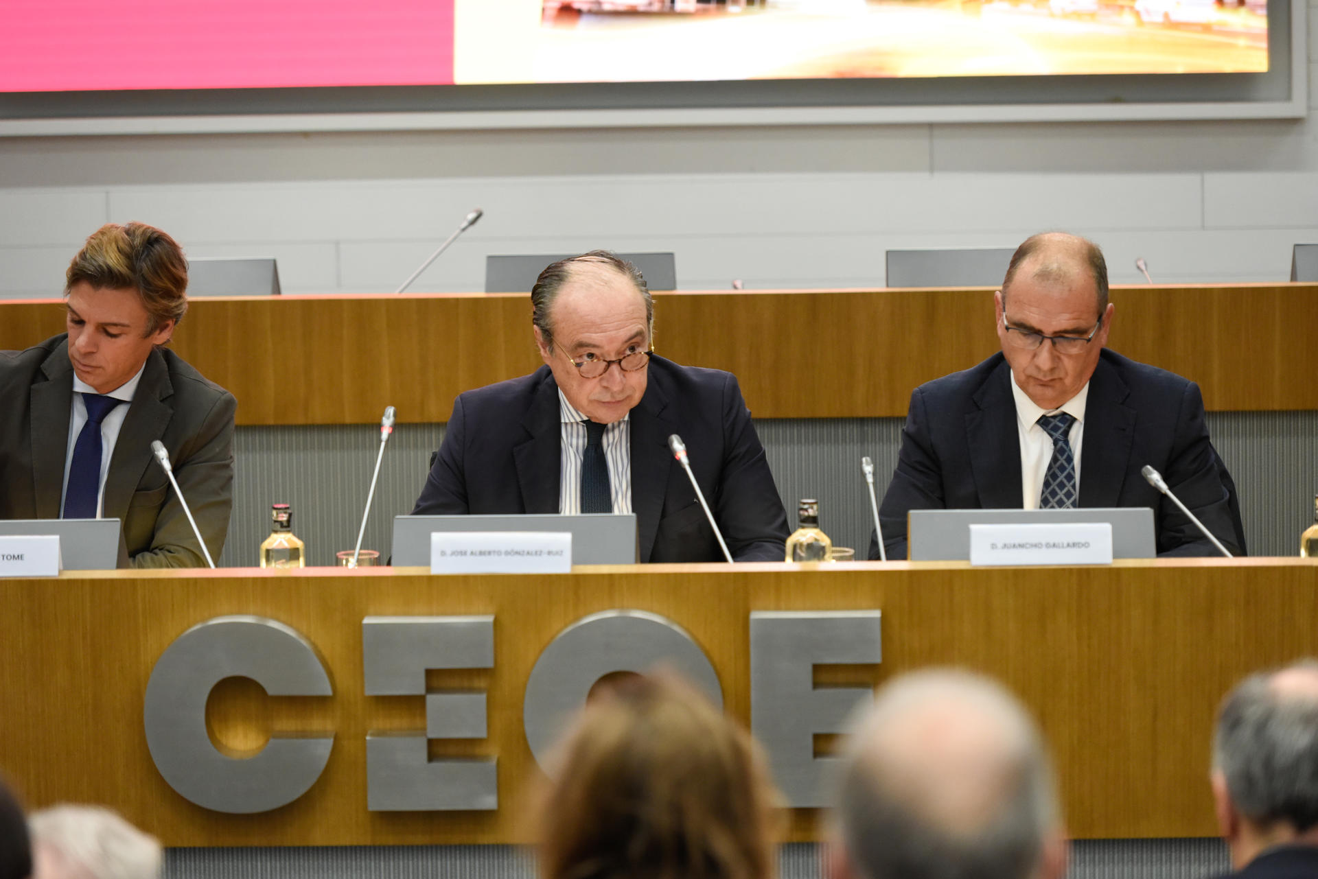 José Alberto González, Secretario general en CEOE (c) y Juan Ignacio Gallardo, director de Marca. EFE/CEOE