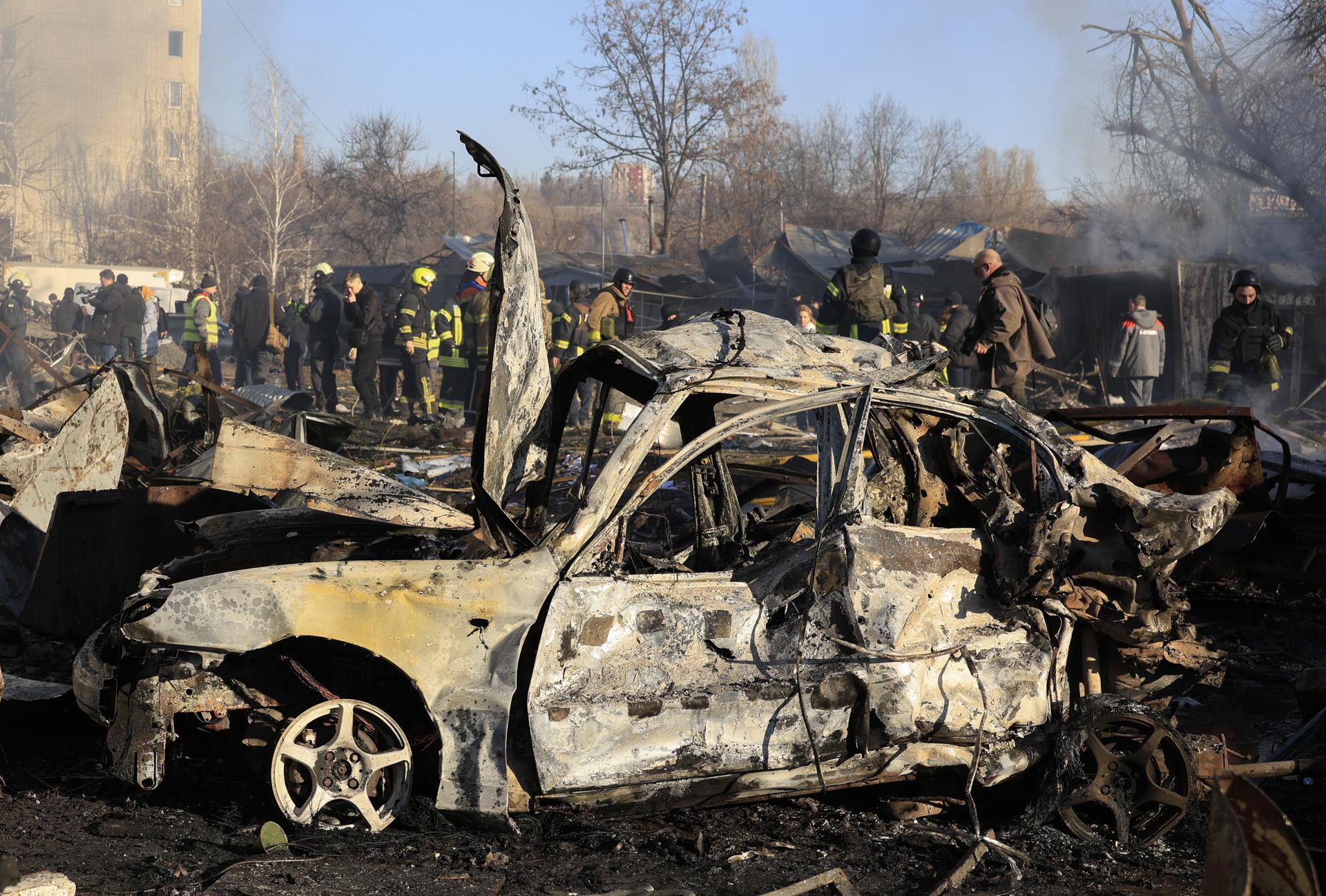 Un coche dañado tras bombardeos rusos cerca de un edificio residencial en Járkov, noreste de Ucrania, el 7 de marzo de 2025, en medio de la invasión rusa. EFE/EPA/SERGEY KOZLOV