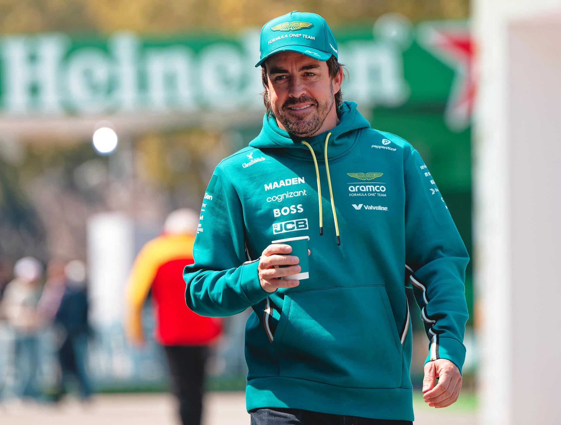 SHANGHAI (China), 20/03/2025.- El doble campeón mundial español Fernando Alonso (Aston Martin), a su llegada al circuito de Shanghái, sede del Gran Premio de China de Fórmula Uno, el segundo del Mundia; en el que obtuvo dos de sus 32 victorias en la categoría reina. EFE/EPA/ALEX PLAVEVSKI