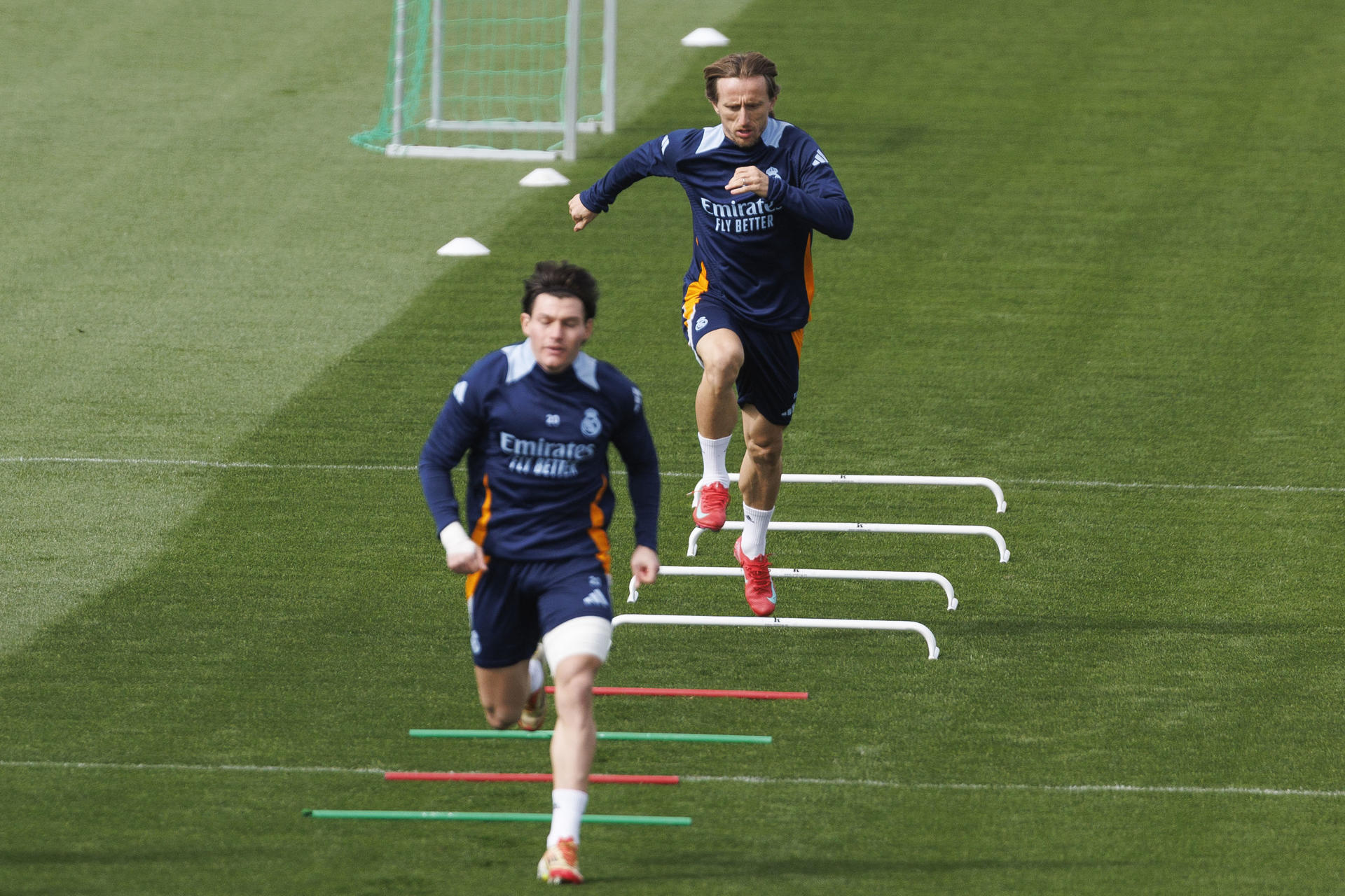 El centrocampista del Real Madrid Luka Modric y el lateral izquierdo Fran García en Valdebebas en foto de archivo de Sergio Pérez. EFE