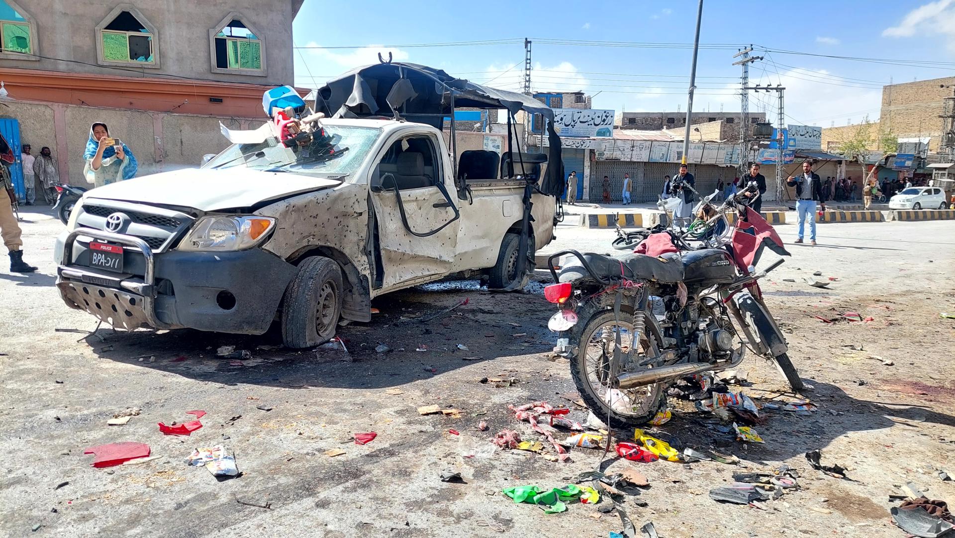 Periodistas paquistaníes filman la escena de la explosión de una bomba colocada en una motocicleta al paso de un furgón policial en Quetta, capital de Baluchistán, Pakistán, el 27 de marzo de 2025. EFE/EPA/FAYYAZ AHMED