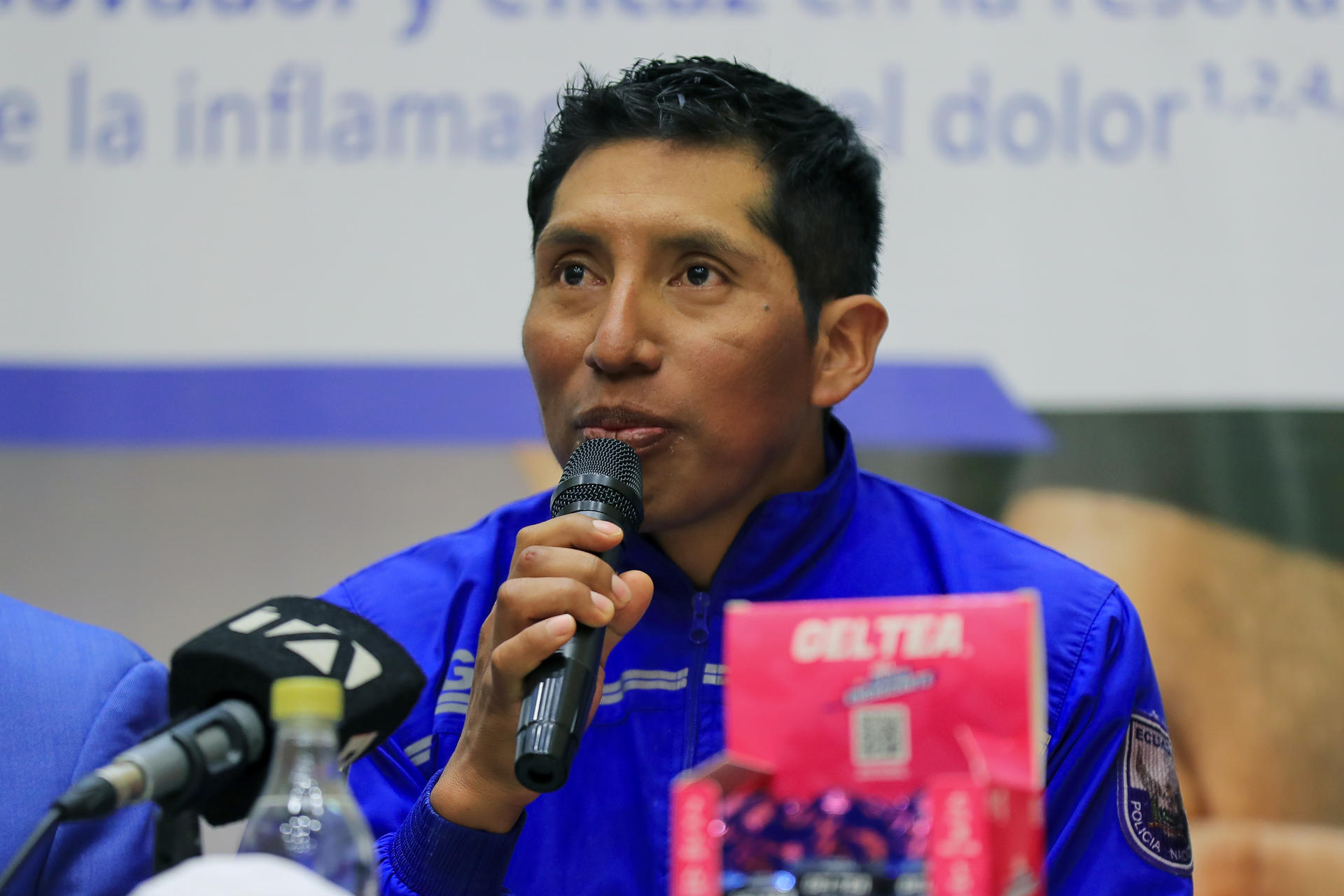 El rescatista ecuatoriano Patricio Arévalo habla durante una rueda de prensa en Quito (Ecuador). EFE/ José Jácome
