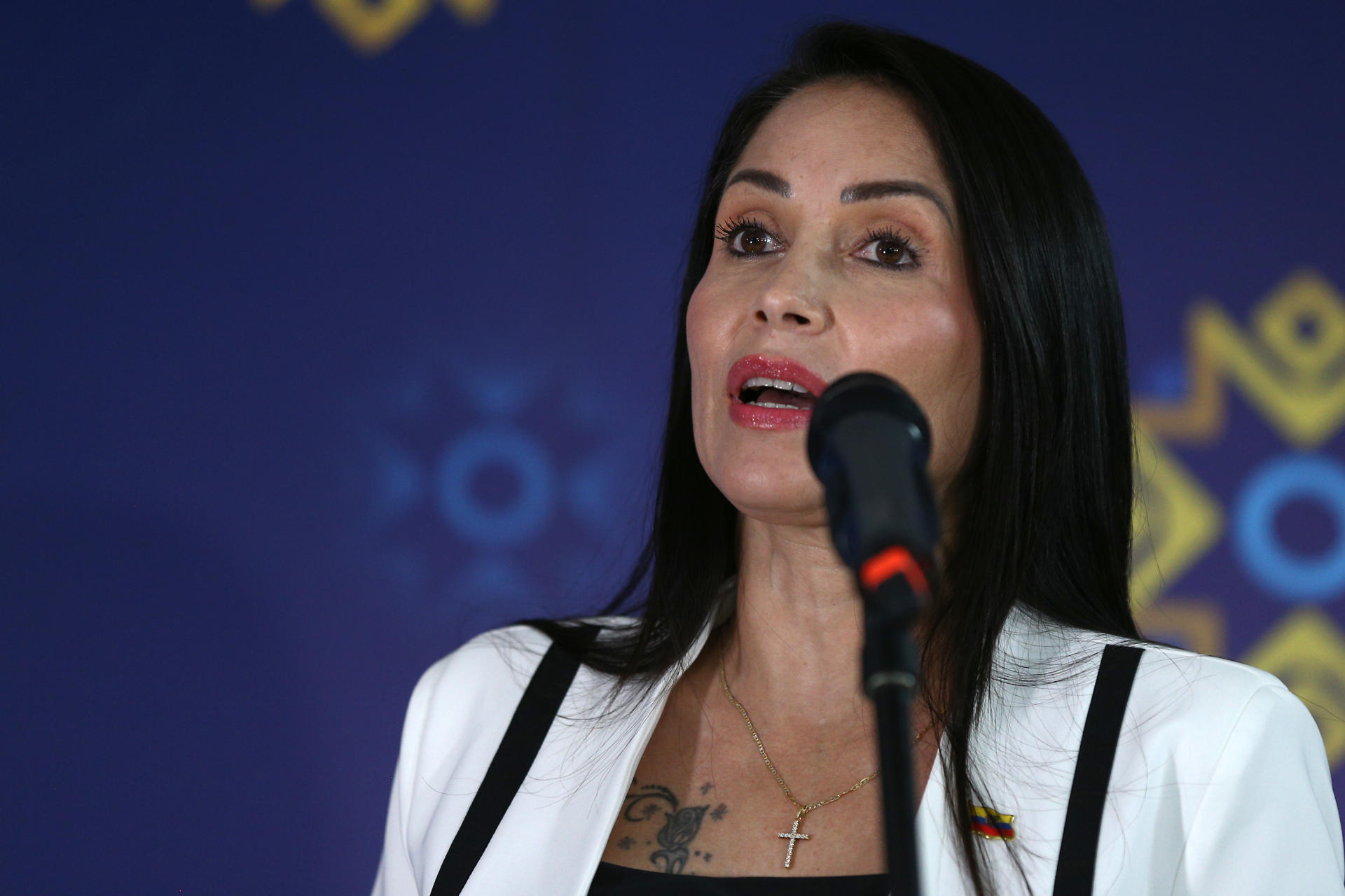 La candidata opositora del correísmo, Luisa González, habla previo al único debate entre candidatos antes de la segunda vuelta de las presidenciales en el país andino, este domingo en Quito (Ecuador). EFE/José Jácome