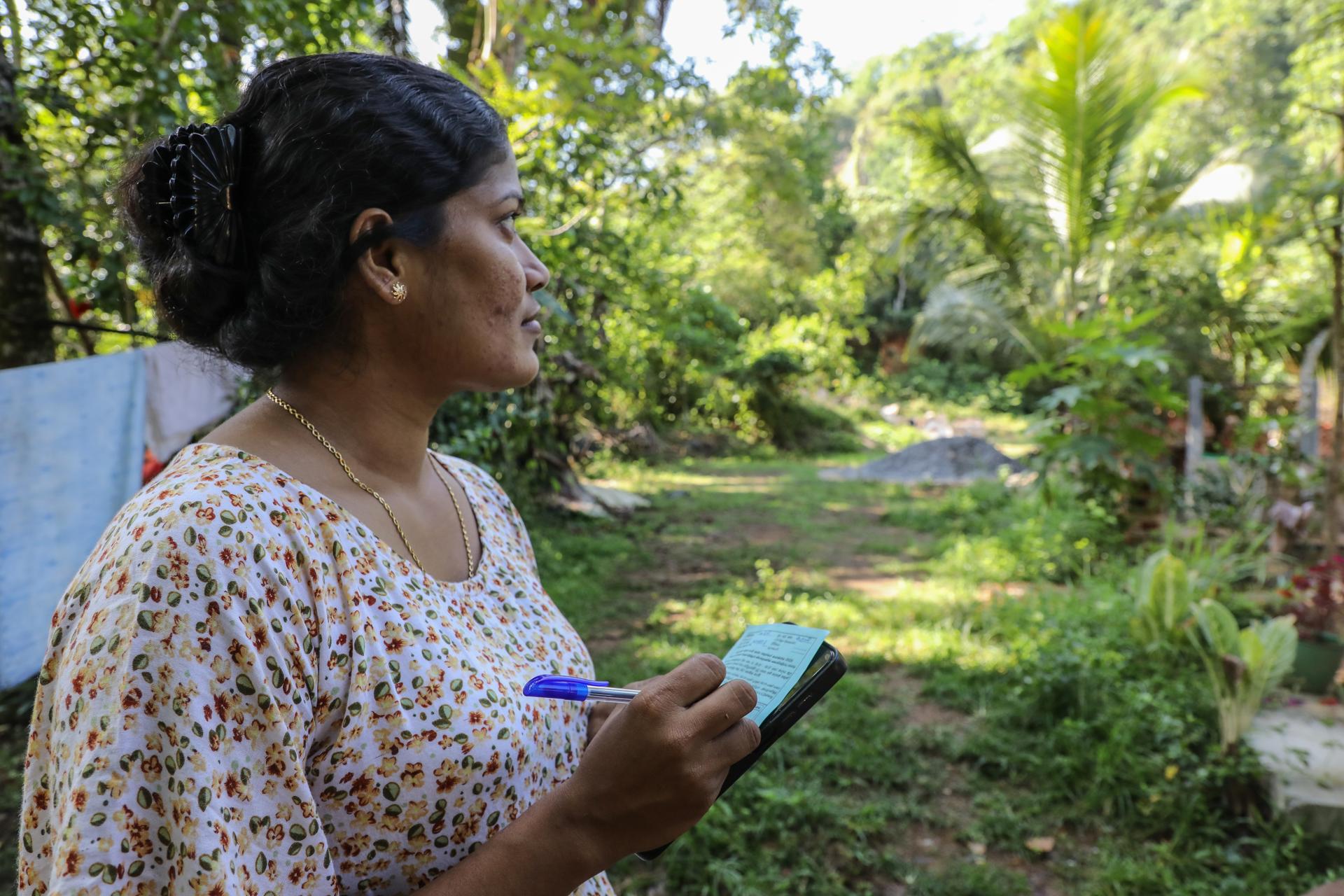 Una mujer de Sri Lanka rellena un censo de vida silvestre en un jardín del suburbio de Nawagamuwa, Colombo, el 15 de marzo de 2025.EFE/EPA/CHAMILA KARUNARATHNE