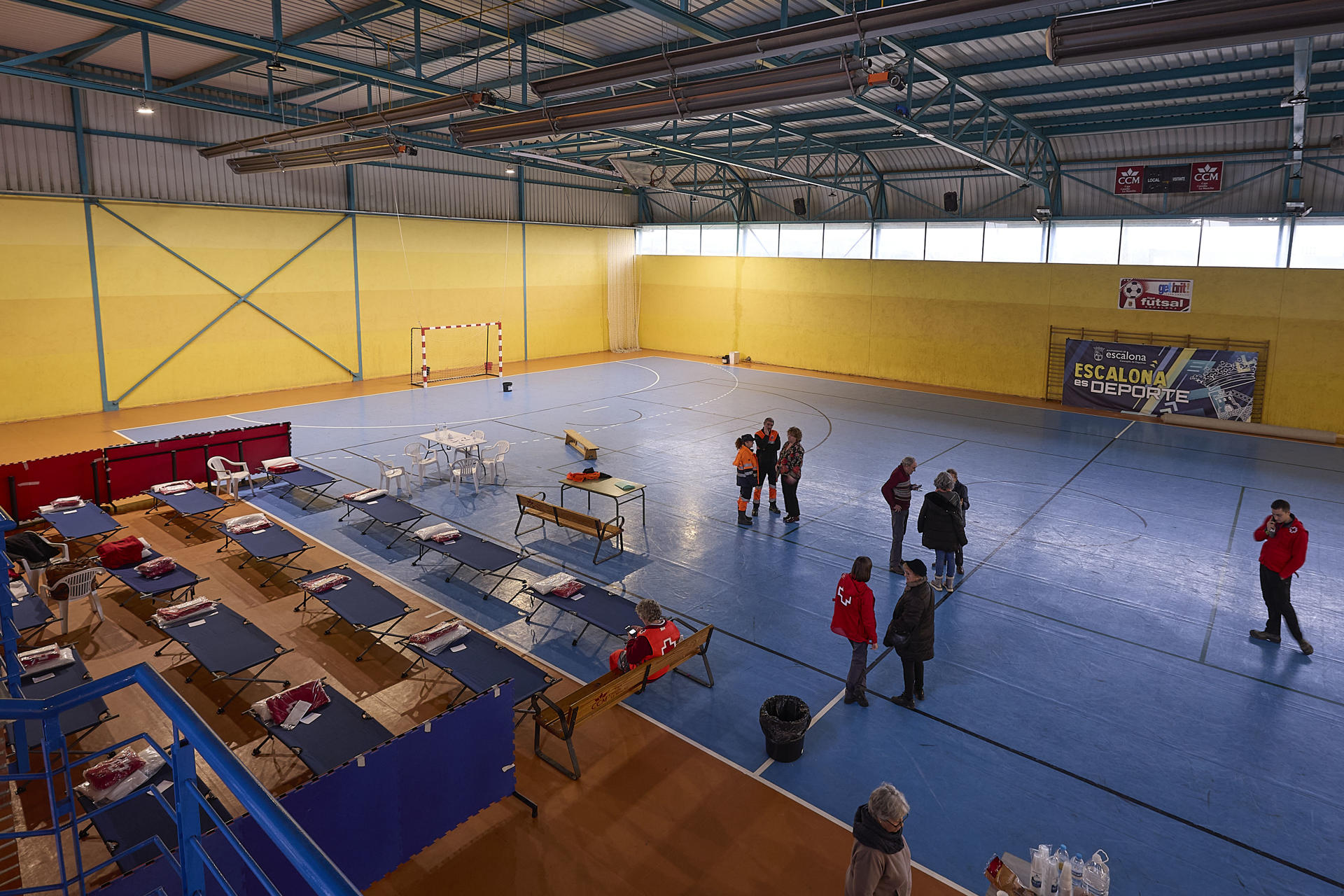 Varias personas han sido evacuadas de sus casas debido a las inundaciones en Escalona por el desbordamiento del río Alberche y permanecen alojadas temporalmente en el polideportivo municipal de Talavera de la Reina, habilitado por la Cruz Roja, este martes. EFE/Manu Reino