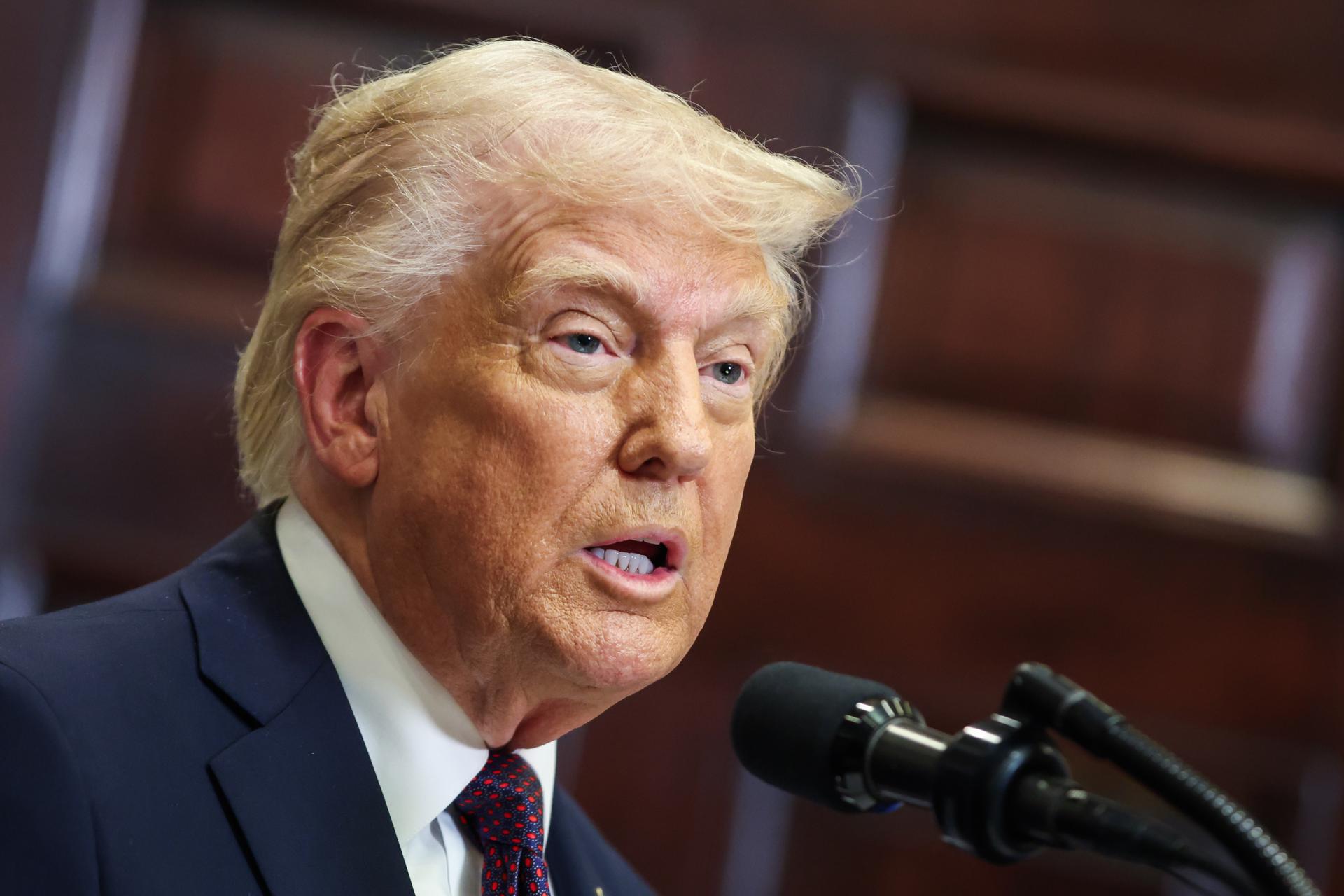 El presidente de EE.UU. Donald Trump habla en la Sala Roosevelt de la Casa Blanca en Washington, DC, EE.UU. EFE/Samuel Corum
