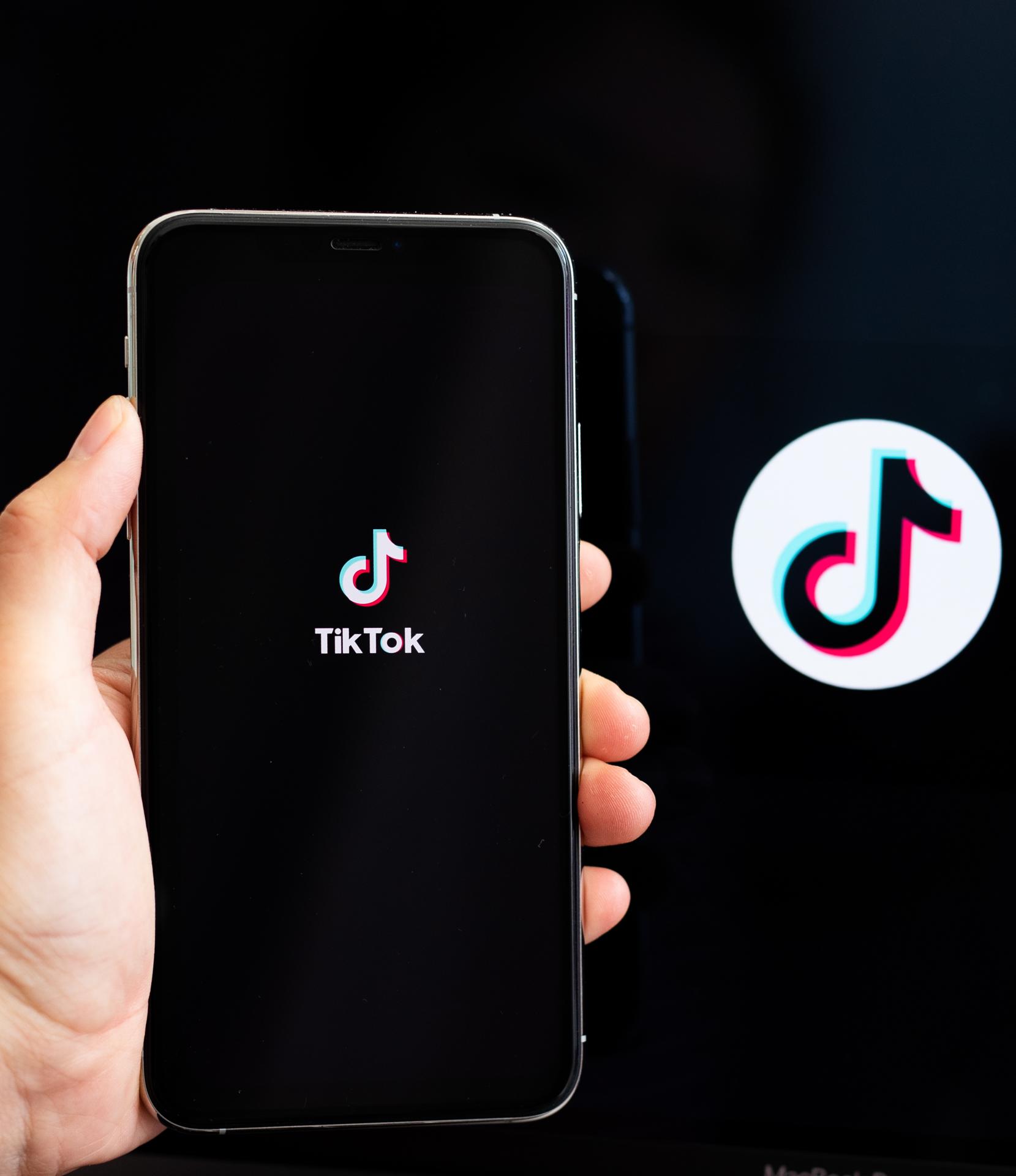 Fotografía de archivo fechada el 07 de julio de 2020 que muestra una persona sosteniendo un teléfono con la aplicación 'TikTok'en su pantalla en Berlín (Alemania). EFE/Hayoung Leon
