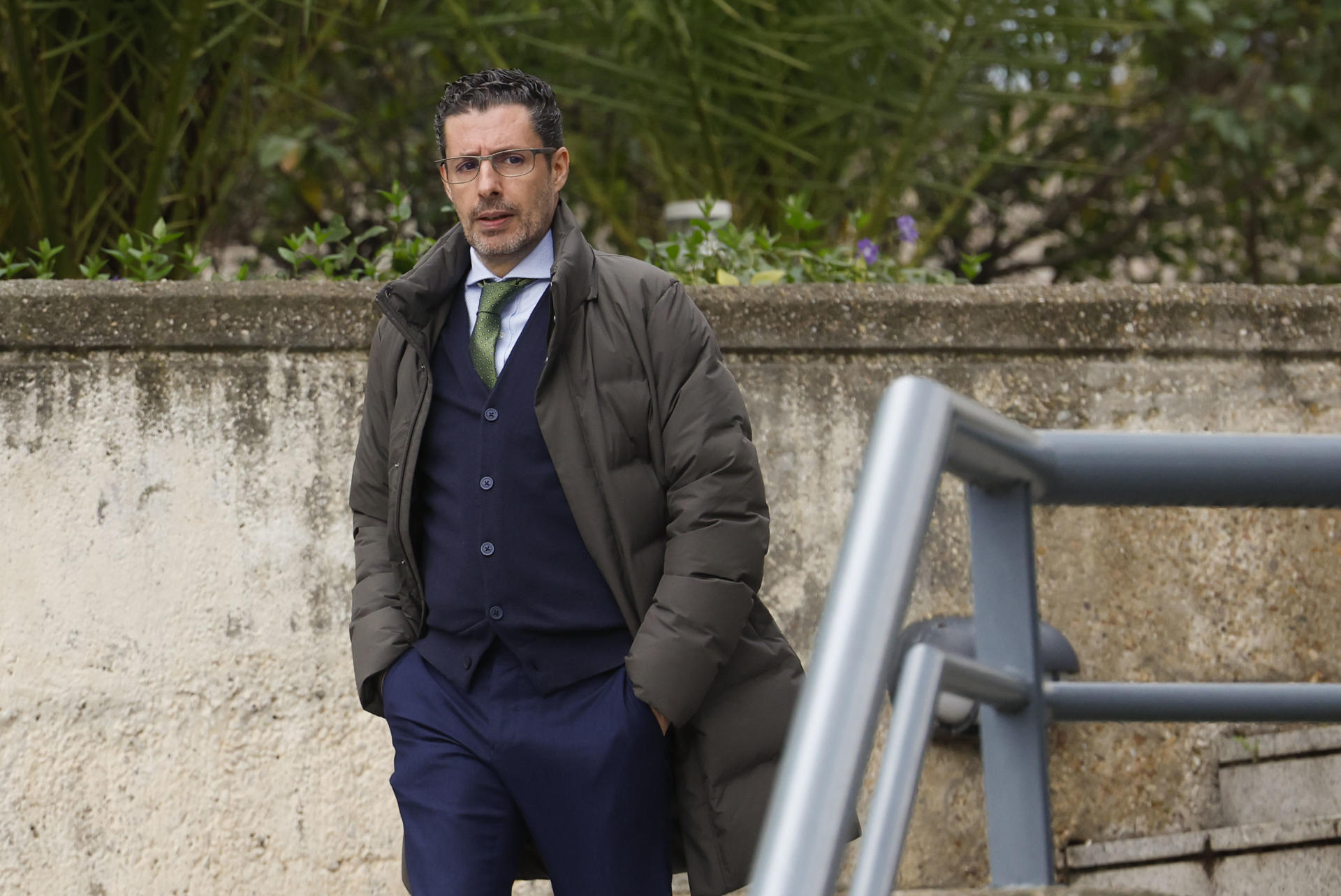 El empresario Alberto Luceño a su salida de la Audiencia Provincial de Madrid tras conocer la sentencia del juicio por el 'caso mascarillas', este miércoles. La Audiencia Provincial de Madrid ha absuelto a los empresarios Alberto Luceño y Luis Medina del delito de estafa por el que se pedía la mayor condena para ellos en el caso mascarillas, y solo condena al primero a tres años y ocho meses de cárcel por fraude a Hacienda y falsedad en documento oficial. EFE/ Javier Lizón
