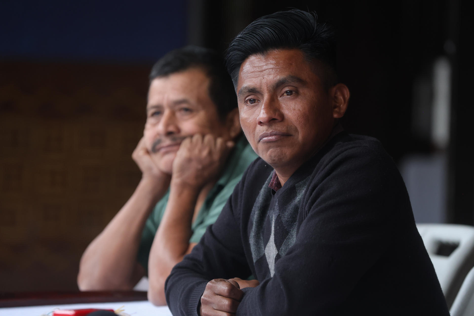 Oscar Catun (d), uno de los representantes de las comunidades indígenas, participa en una rueda de prensa este martes, en Ciudad de Guatemala (Guatemala). EFE/ Mariano Macz