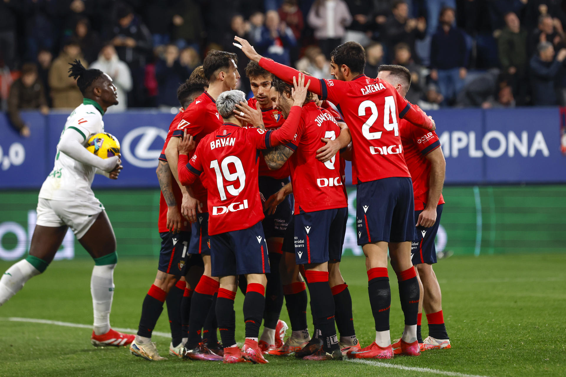 Los jugadores de Osasuna celebran el primer gol del equipo navarro durante el encuentro correspondiente a la jornada 28 de Laliga EA Sports en el estadio El Sadar, en Pamplona. EFE / Villar López.