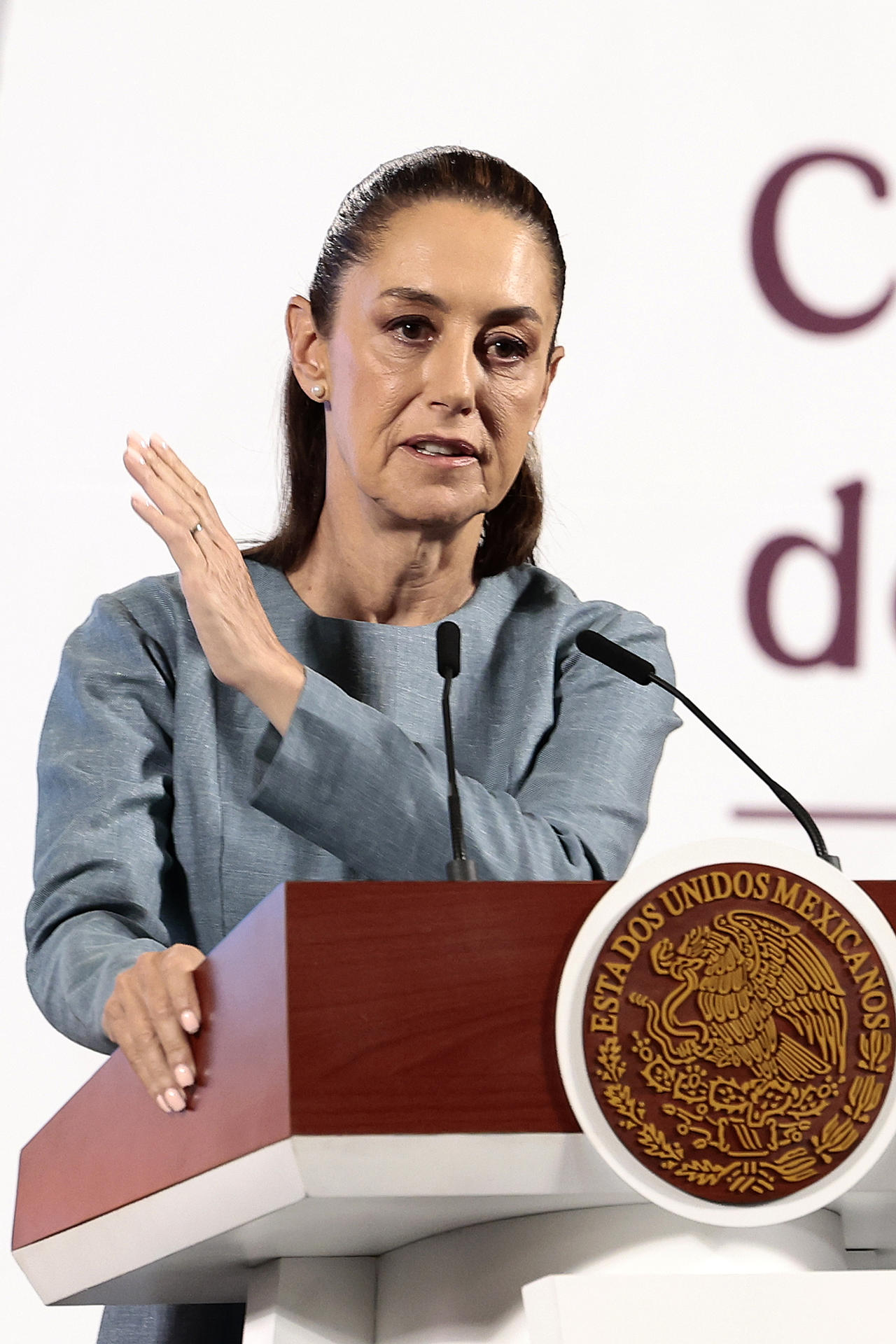 La presidenta de México, Claudia Sheinbaum, habla durante una rueda de prensa este lunes, en Palacio Nacional, en Ciudad de México (México). EFE/ José Méndez