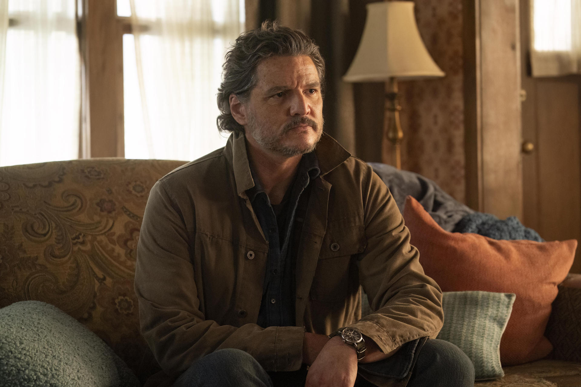 El actor Pedro Pascal en un fotograma de la segunda entrega de 'The Last of Us'. El 14 de abril llega la segunda temporada del viaje de Ellie (Bella Ramsey) y Joel (Pedro Pascal) en 'The Last of Us 2', en una trama que promete ser una copia casi exacta del exitosos videojuego. Tensión, drama, acción, miles de infectados, violencia a raudales y la guitarra de Gustavo Santaolalla. EFE/ HBO SOLO USO EDITORIAL/SOLO DISPONIBLE PARA ILUSTRAR LA NOTICIA QUE ACOMPAÑA (CRÉDITO OBLIGATORIO)