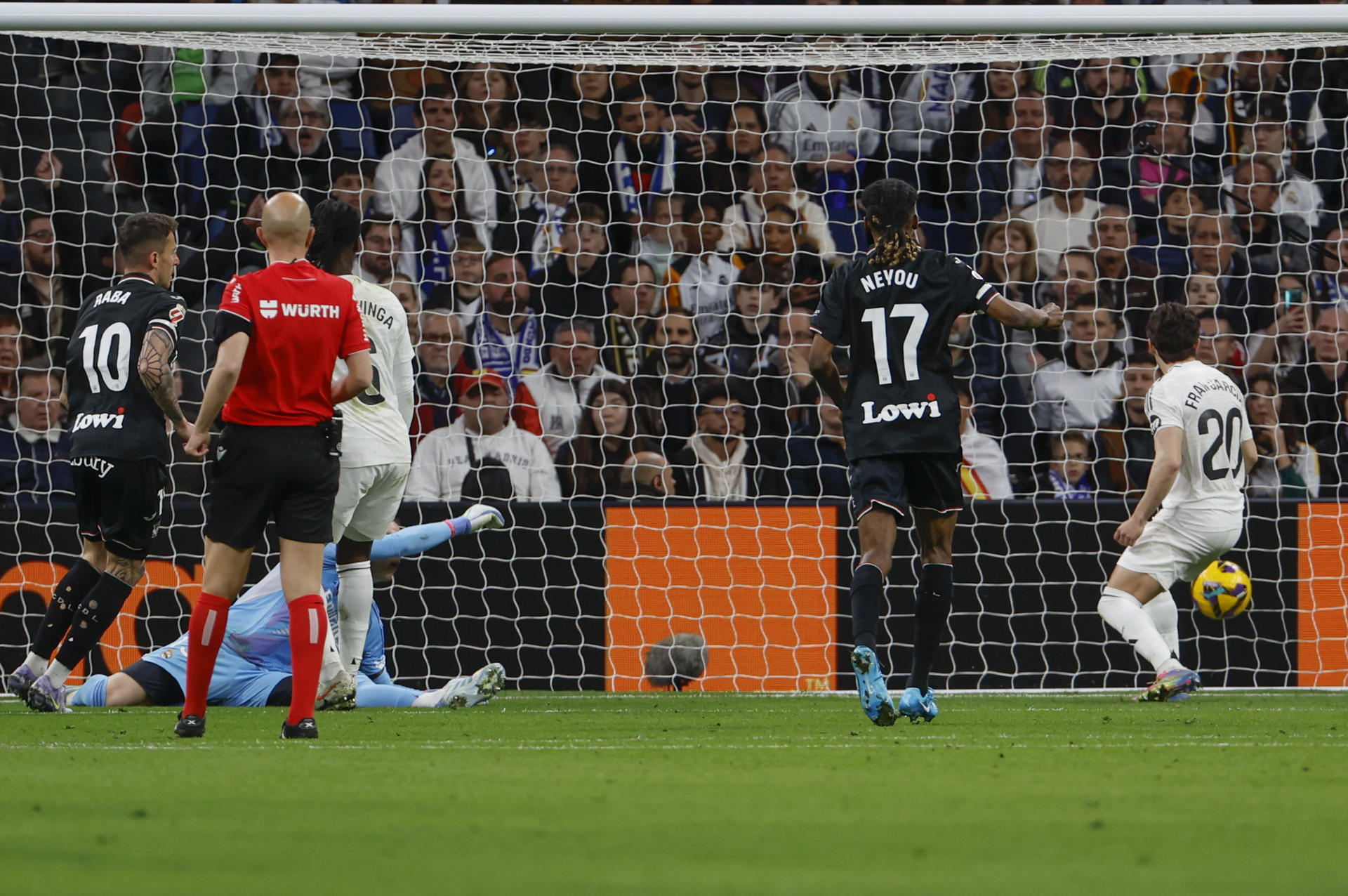 El centrocampista del Leganés Daniel Rabaseda (i) marca su gol, segundo del equipo pepinero, durante el partido de la jornada 29 de LaLiga que Real Madrid y CD Leganés disputaron en el estadio Santiago Bernabéu. EFE/Juanjo Guillén