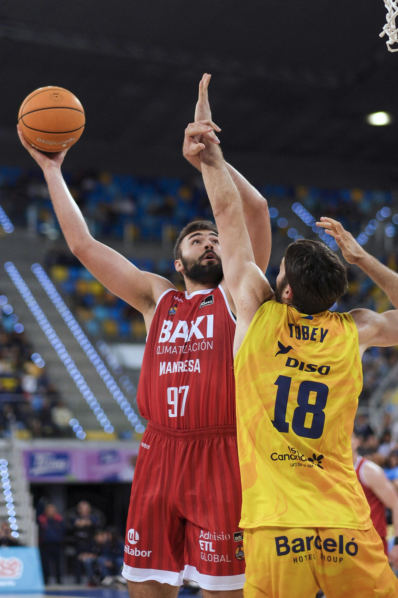 El pivot rumano de Baxi Manresa, Emanuel Cate (i), intenta encestar ante el pivot estadounidense de Gran Canaria, Mike Tobey, durante el encuentro correspondiente a la fase regular de la Liga Endesa que disputaron Gran Canaria y Baxi Manresa en el Gran Canaria Arena. EFE/Ángel Medina G.