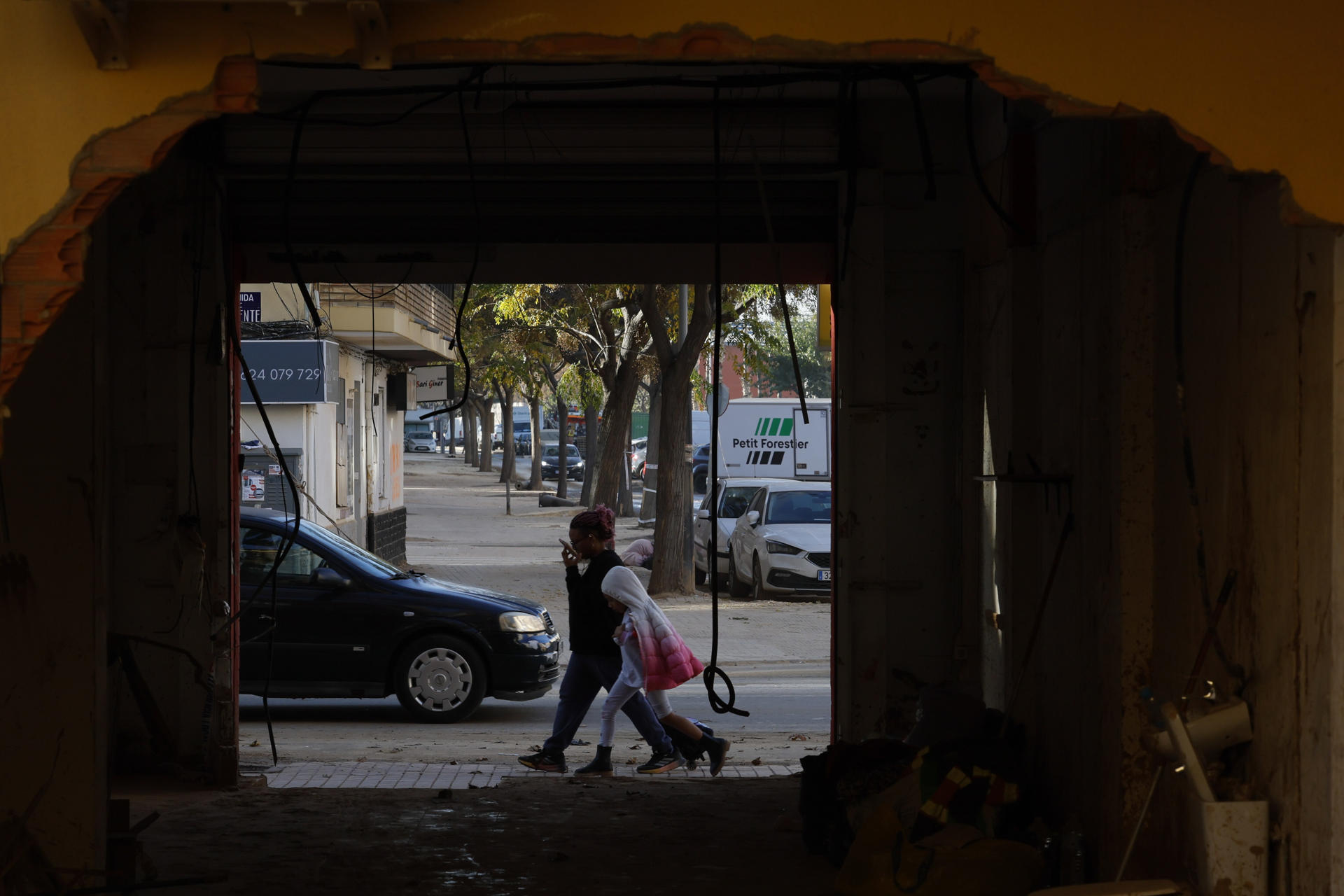 Vista de uno de los edificios afectados por la dana en el Parque Alcosa, un barrio ubicado en el límite de Alfafar con el municipio de Massanassa. EFE/ José Manuel Vidal