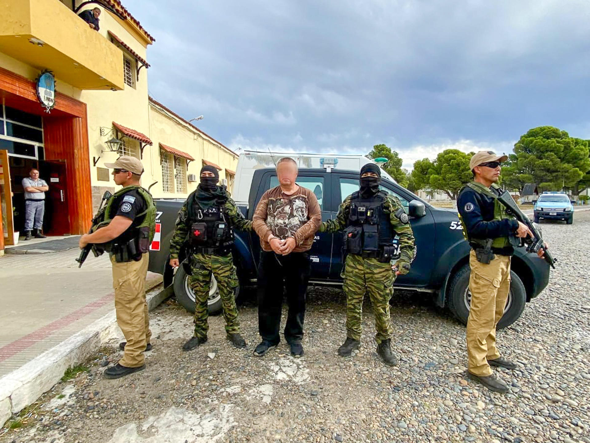 Fotografía cedida por el Ministerio de Seguridad Nacional que muestra a integrantes de la Policía de Seguridad Aeroportuaria (PSA) junto a un hombre capturado en el marco de una investigación por posible trata de personas. EFE/ Ministerio de Seguridad