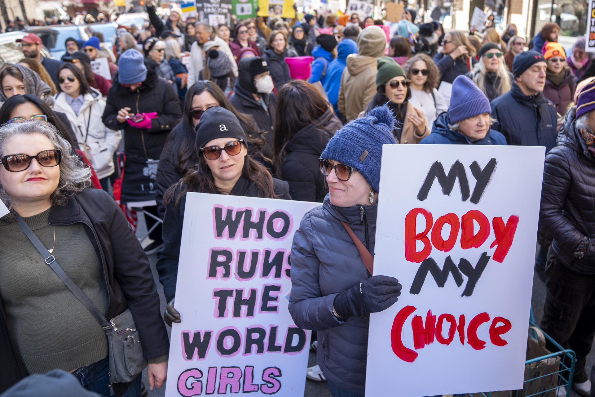 Varias personas participan en una manifestación este sábado, con motivo del Día Internacional de la Mujer, en la Plaza Washington Square Park de Nueva York (Estados Unidos). EFE/ Angel Colmenares
