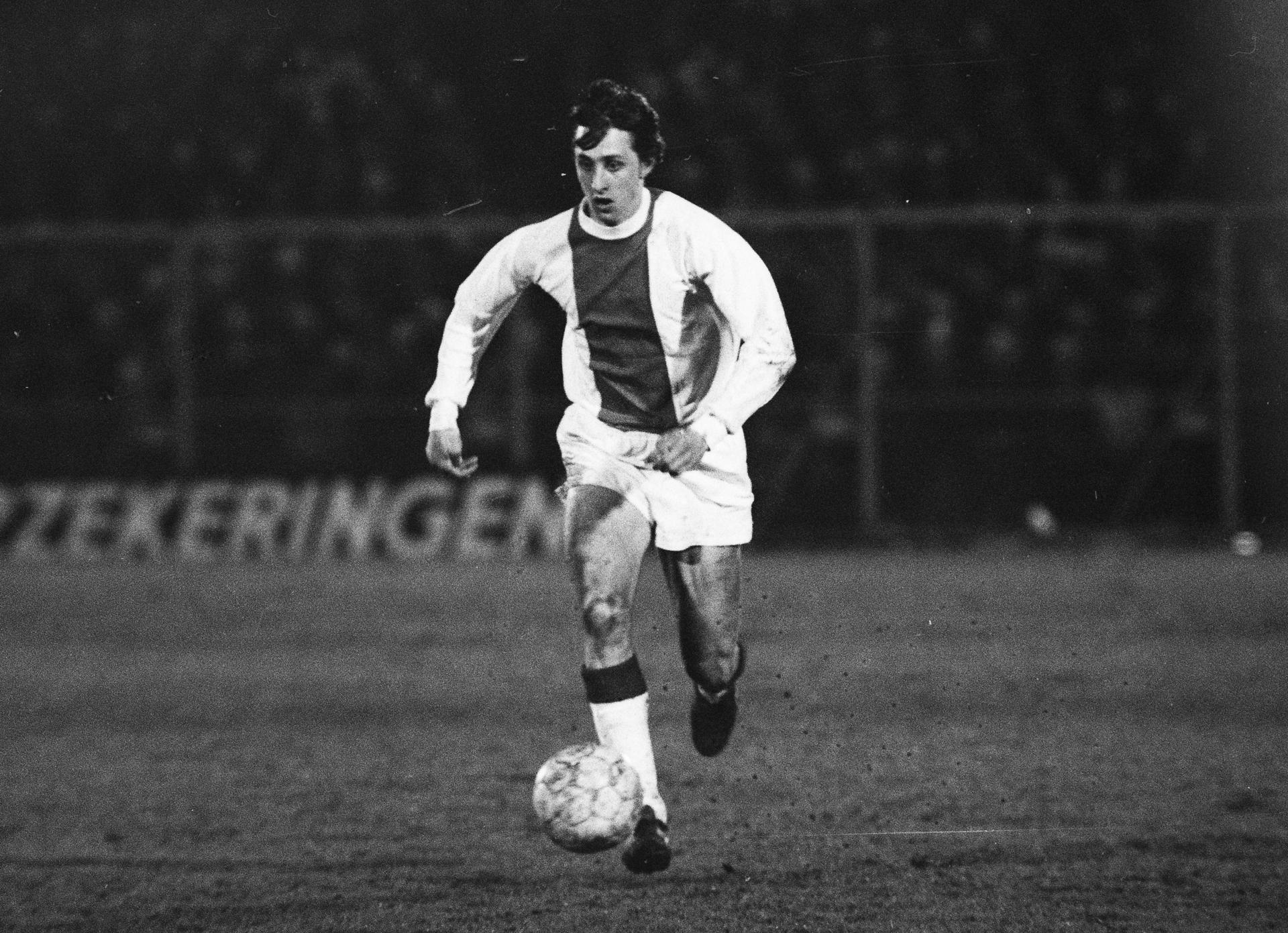 Fotografía de archivo del 13 de abril de 1969 que muestra a Johan Cruyff durante el partido de ida de las semifinales de la Copa de Europa entre el Ajax Amsterdam y el Spartak Trnava. EFE/-