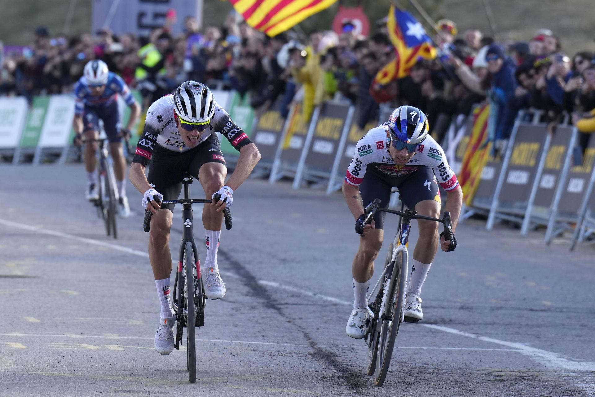 El español Juan Ayuso (i), del equipo UAE superó en el último suspiro a Primoz Roglic (d), del Red Bull, en la tercera etapa de la Volta Ciclista a Catalunya, de 218,6 kilómetros entre Viladecans y la estación de esquí de La Molina, en los Pirineos, y se enfundó el maillot de líder de la ronda catalana. EFE/Siu Wu